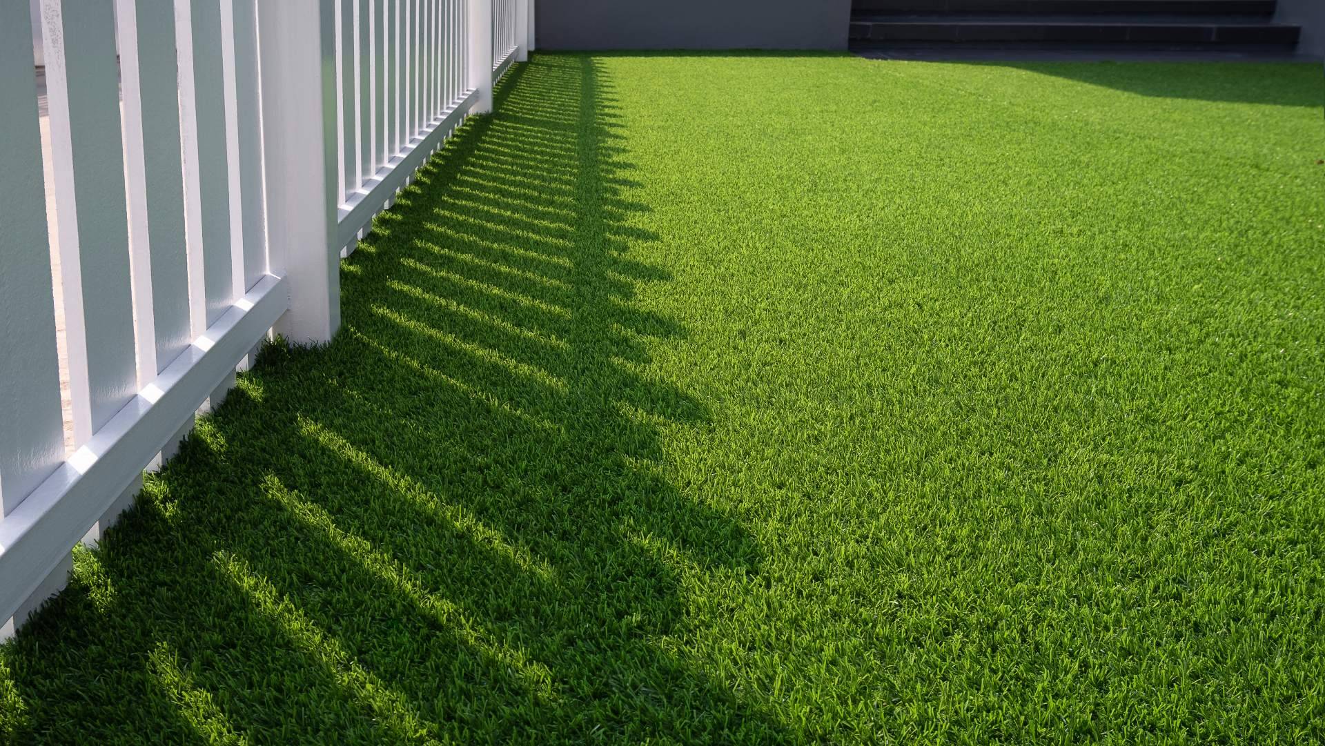 Es posible disfrutar del verano al máximo con el césped artificial para piscinas de JardinVertical.es