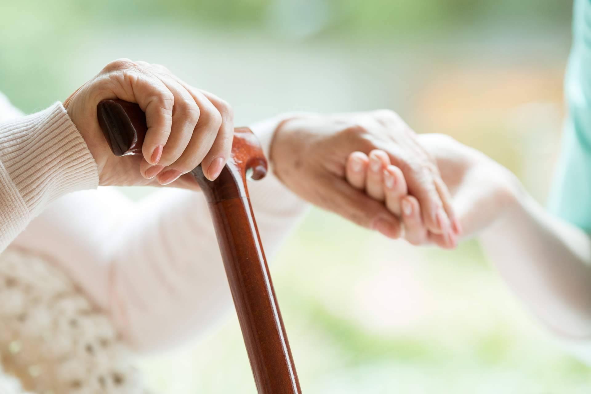 Asistenza Soluciones sobre los beneficios del cuidado de personas mayores