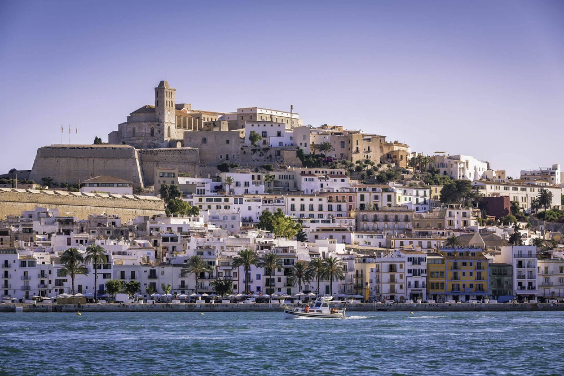 Alpha VIP Transfer sobre formas de moverse por Ibiza durante la estancia en la isla