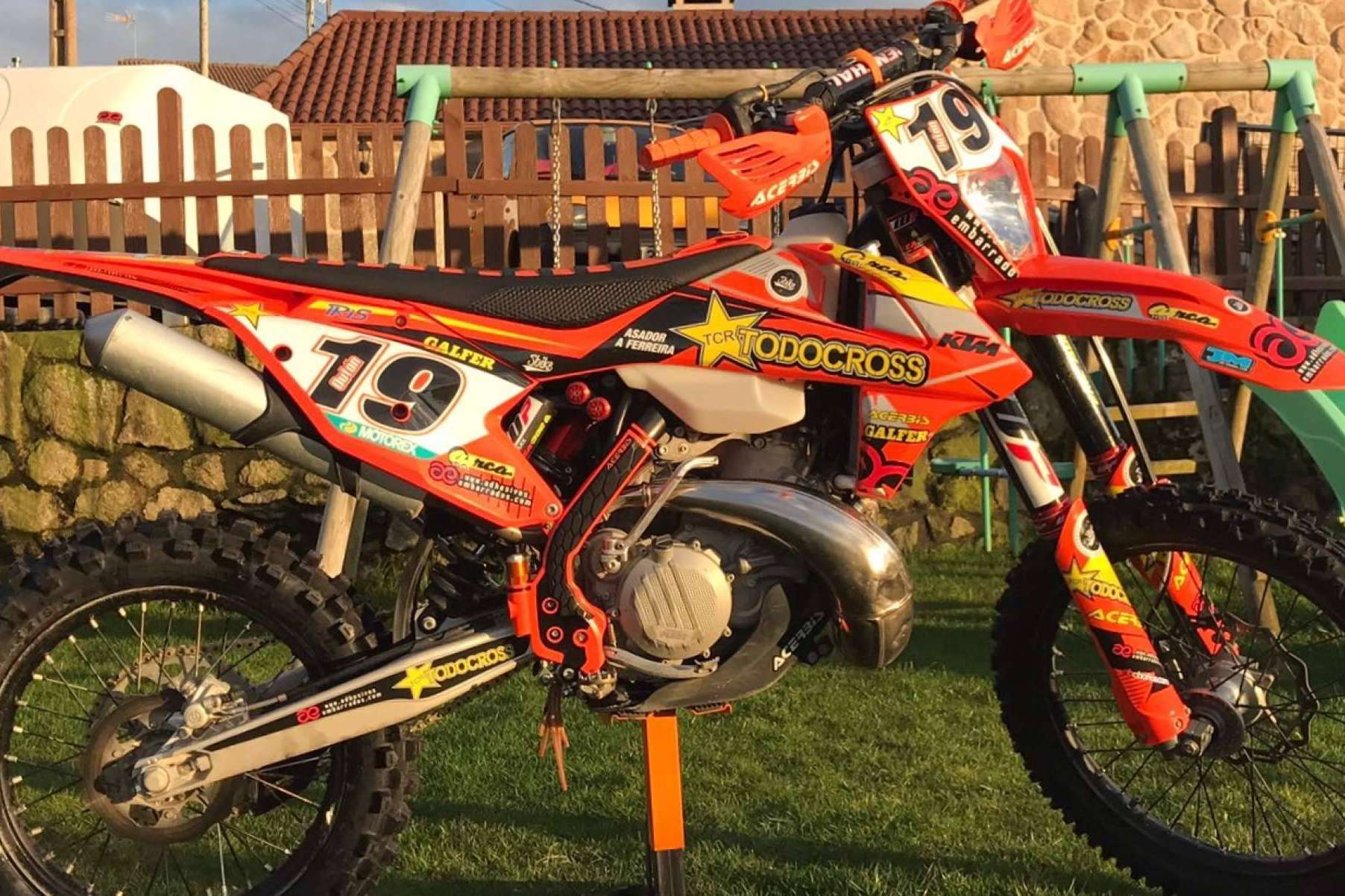 ADHESIVOSEMBARRADOS ofrece plásticos y adhesivos para motos off road