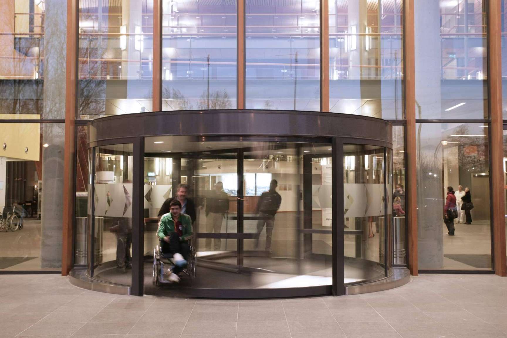 La contribución a la sostenibilidad de ASSA ABLOY a través de sus puertas automáticas industriales y peatonales