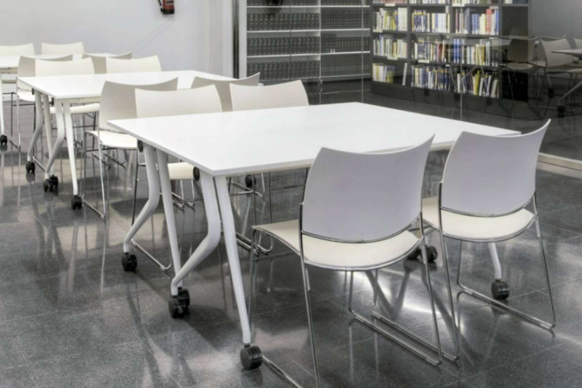 OfficeDeco y sus mesas móviles de oficina para espacios multitarea
