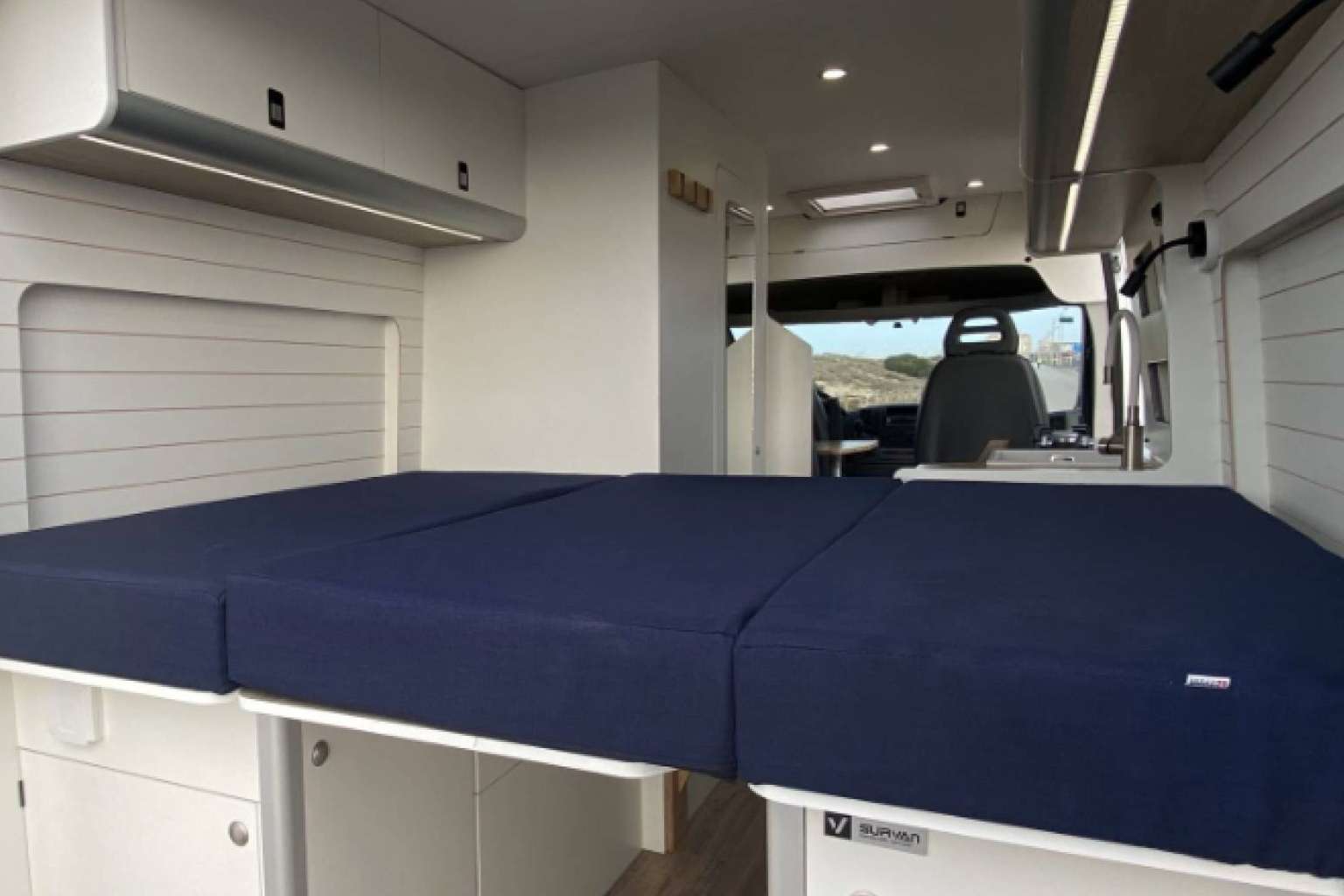 SurVan Camper pone a disposición un viaje en furgoneta camperizada por la costa de Andalucía