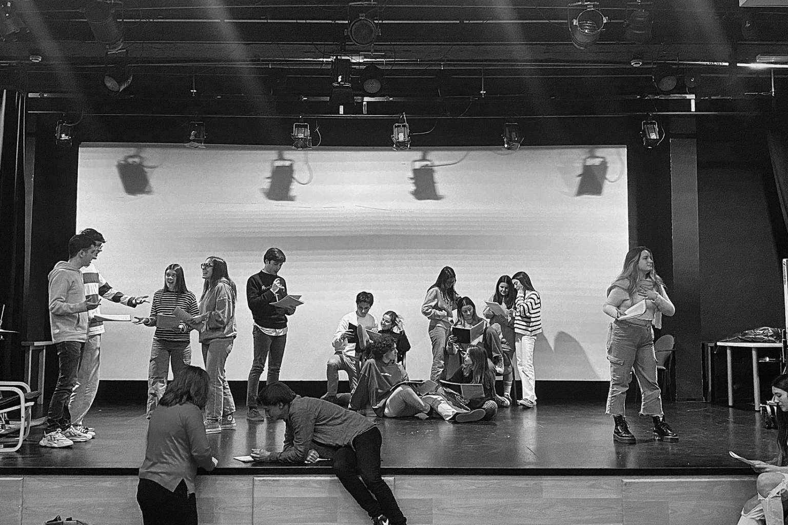 Exploración de temas relevantes y reflexión crítica sobre la sociedad y la cultura, con el teatro universitario