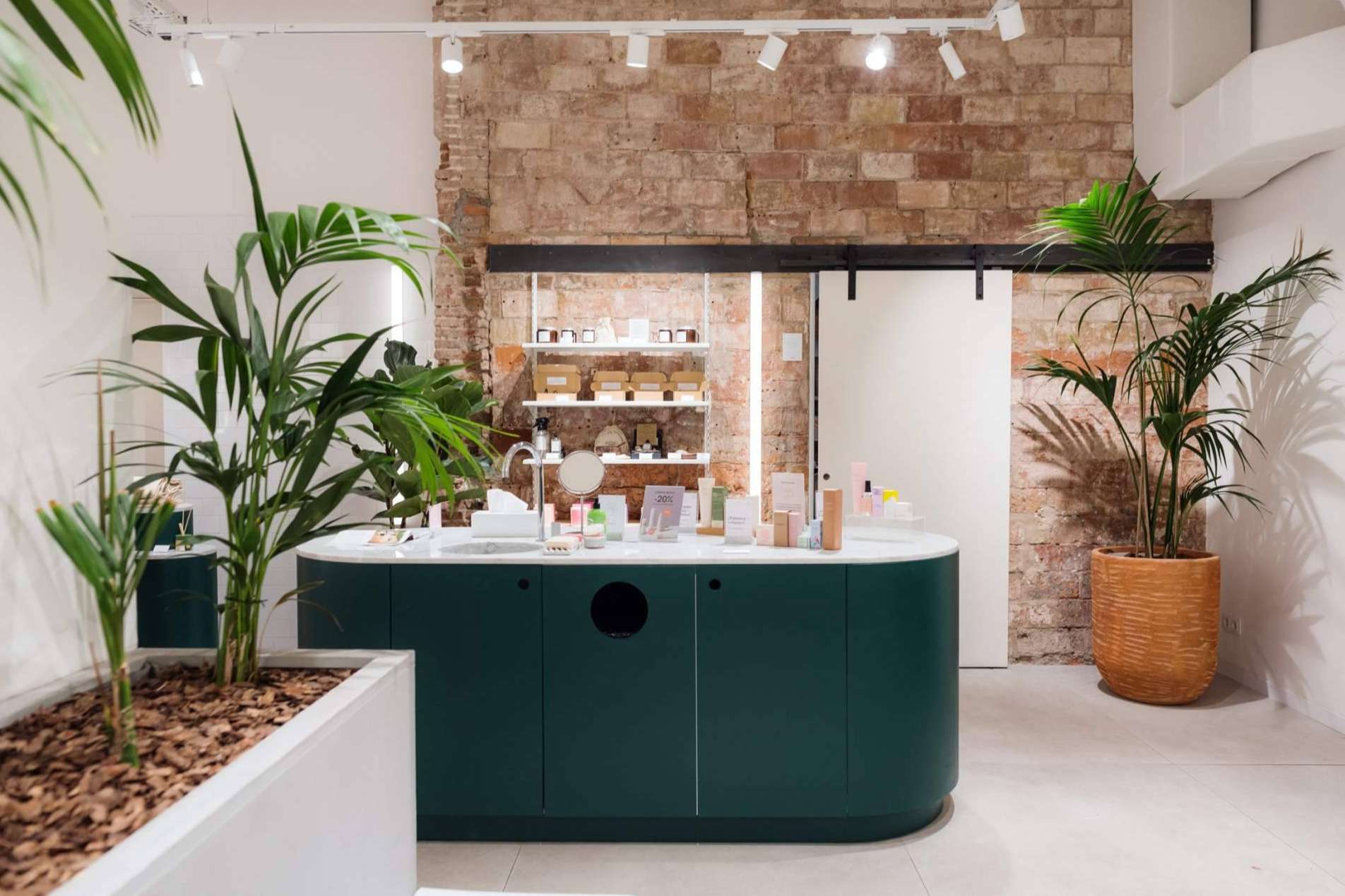 All Yours es una tienda de cosmética ubicada en Barcelona que promueve la clean beauty y el bienestar responsable