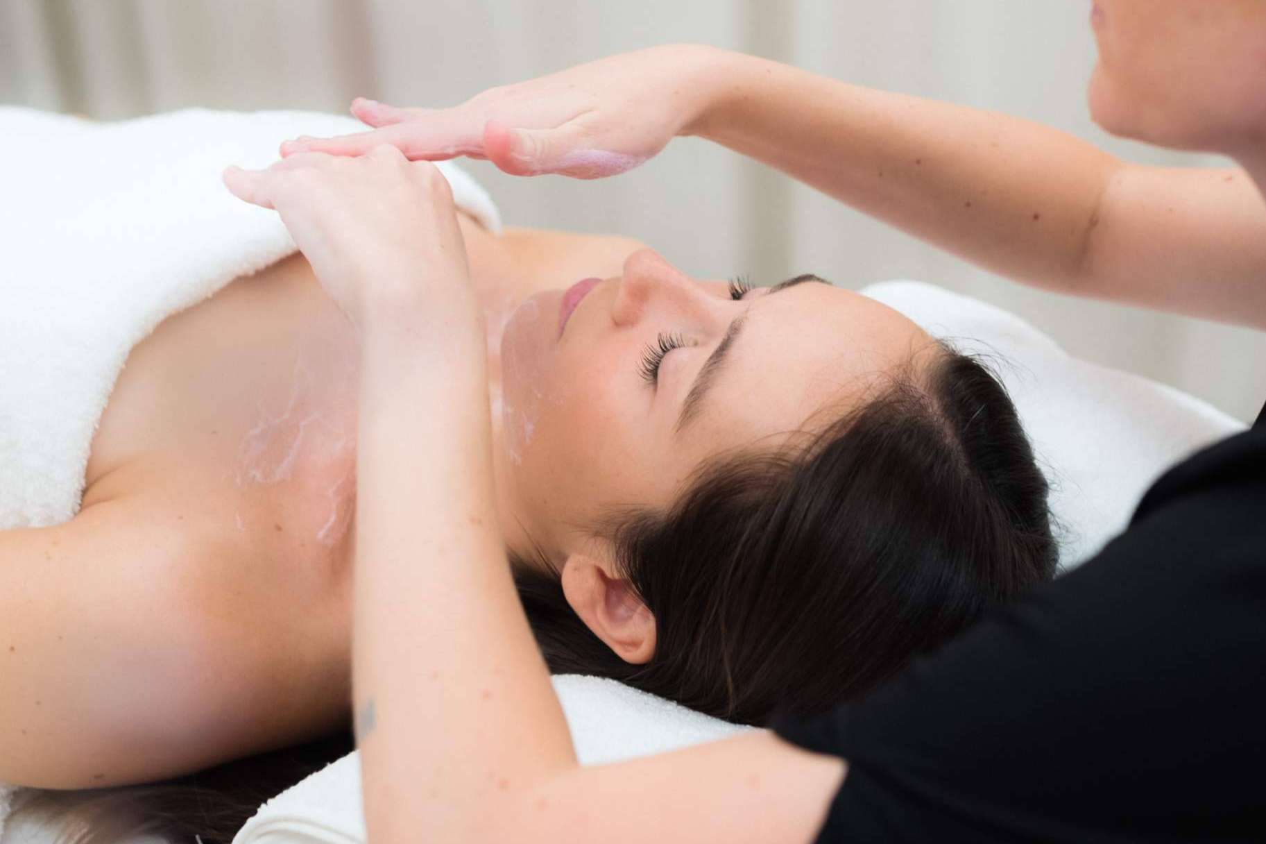 All Yours pone a disposición tratamientos faciales holísticos con productos naturales y fórmulas seguras en Barcelona