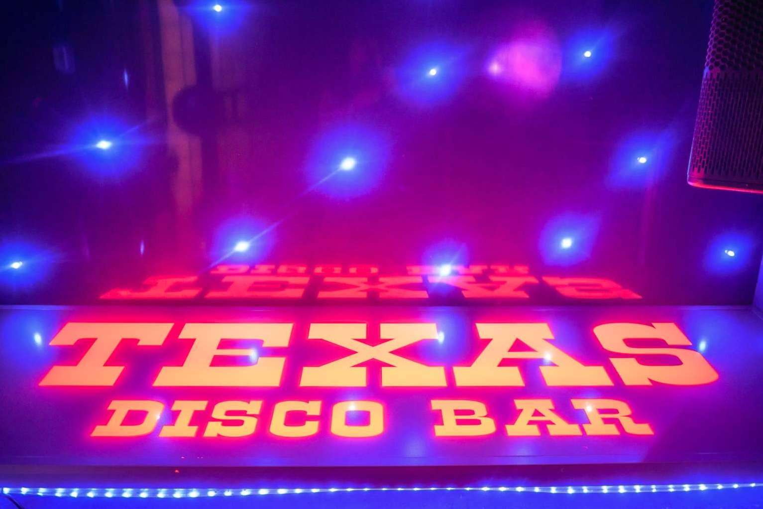 Una de las mejores experiencias de fiesta en Lloret de Mar la ofrece Texas Disco Bar