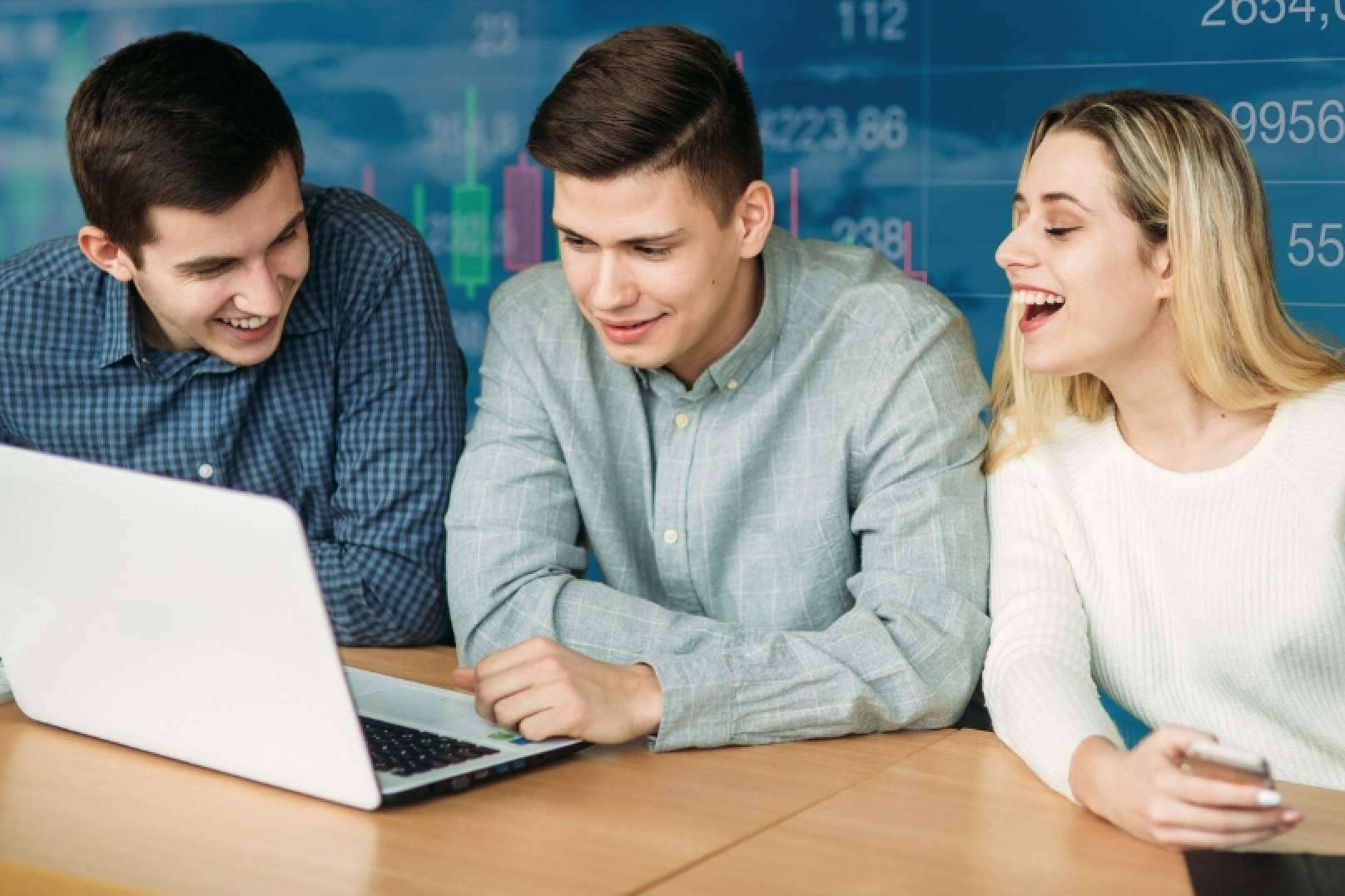 El innovador simulador de inversiones para Instituciones Educativas de HollyMontt, TwoTails