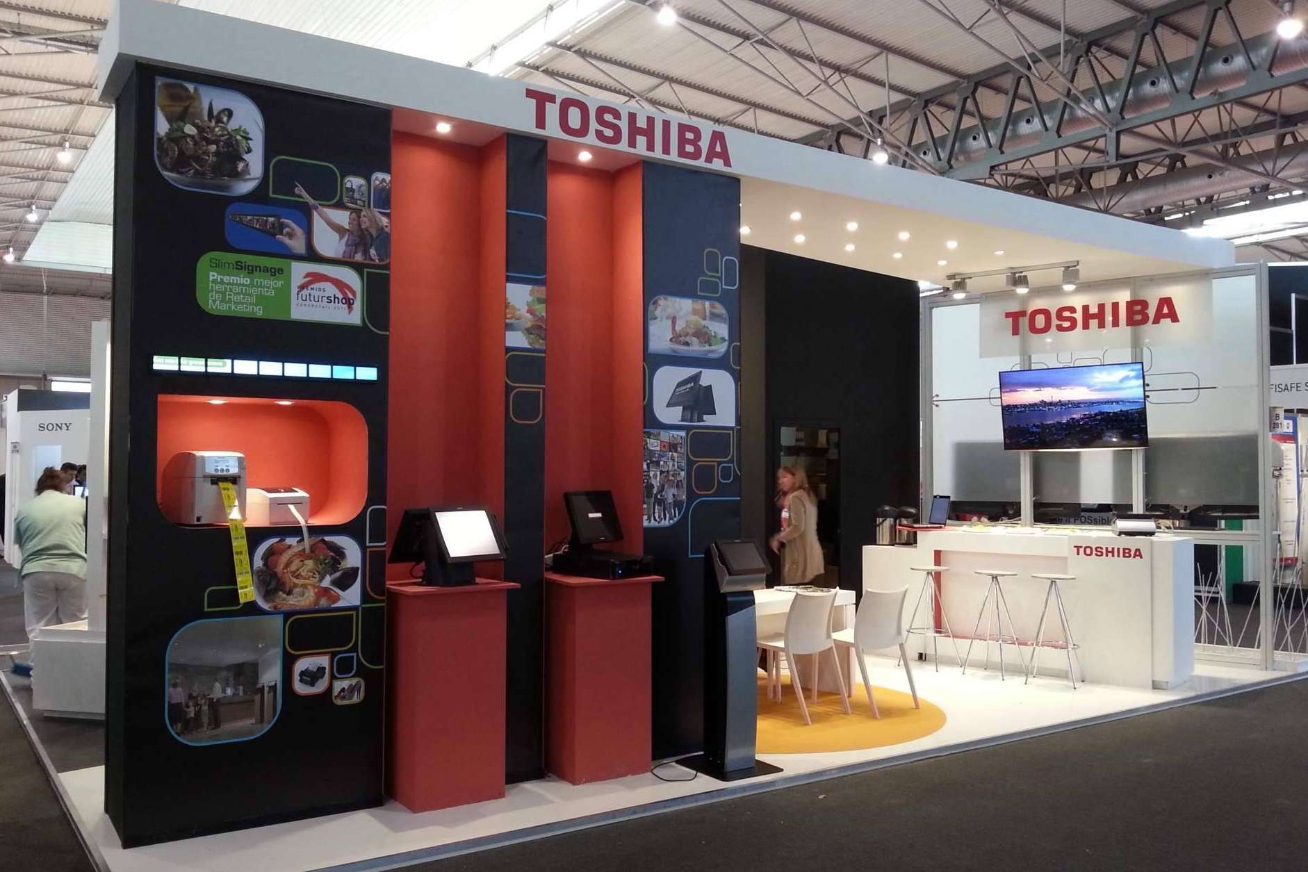 Connect2Enjoy ofrece un servicio de diseño y fabricación de stands personalizados para marcas y empresas