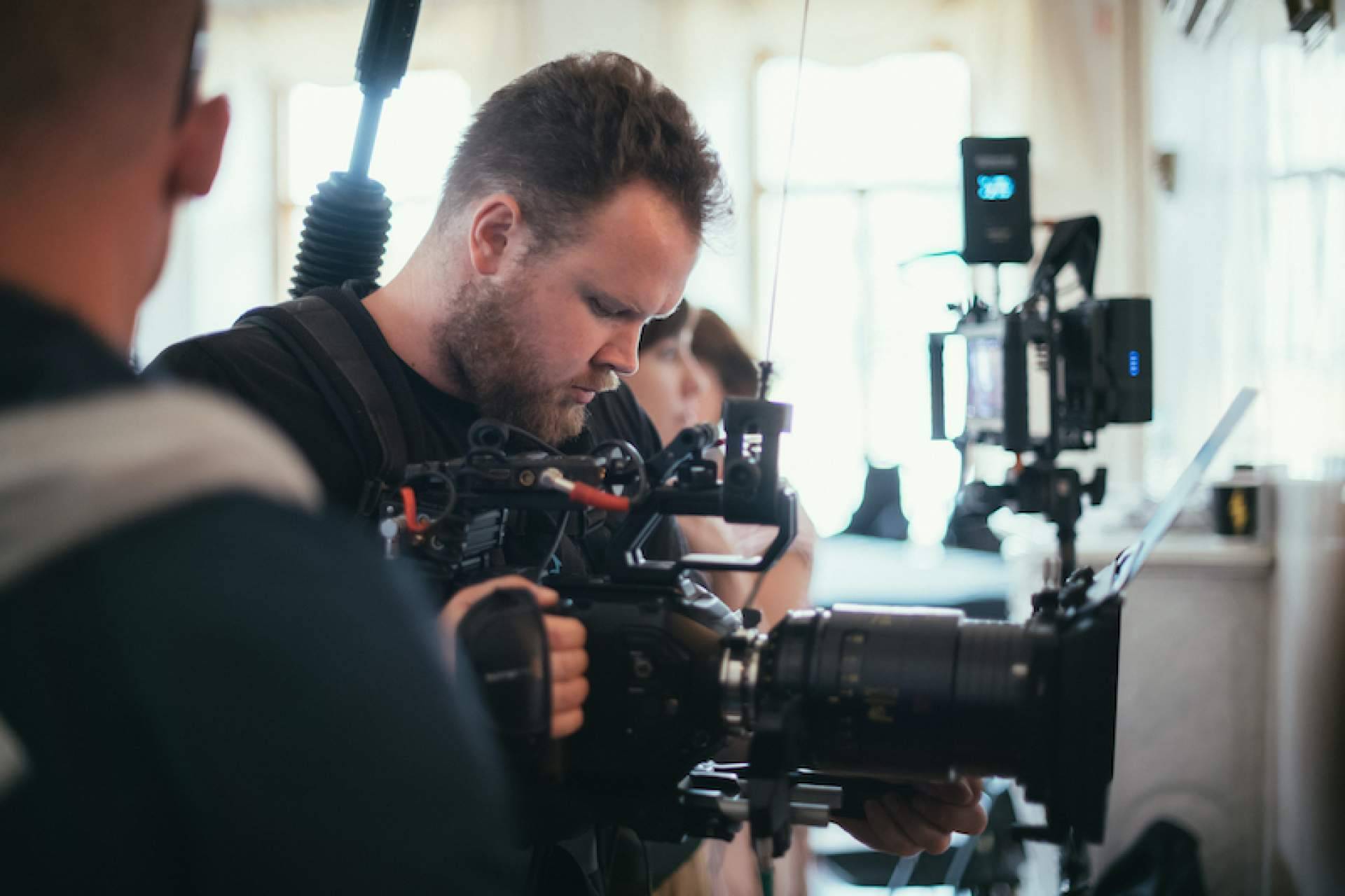 ¿Cómo Ikusee adapta su estrategia de video marketing a diferentes sectores y nichos de mercado?