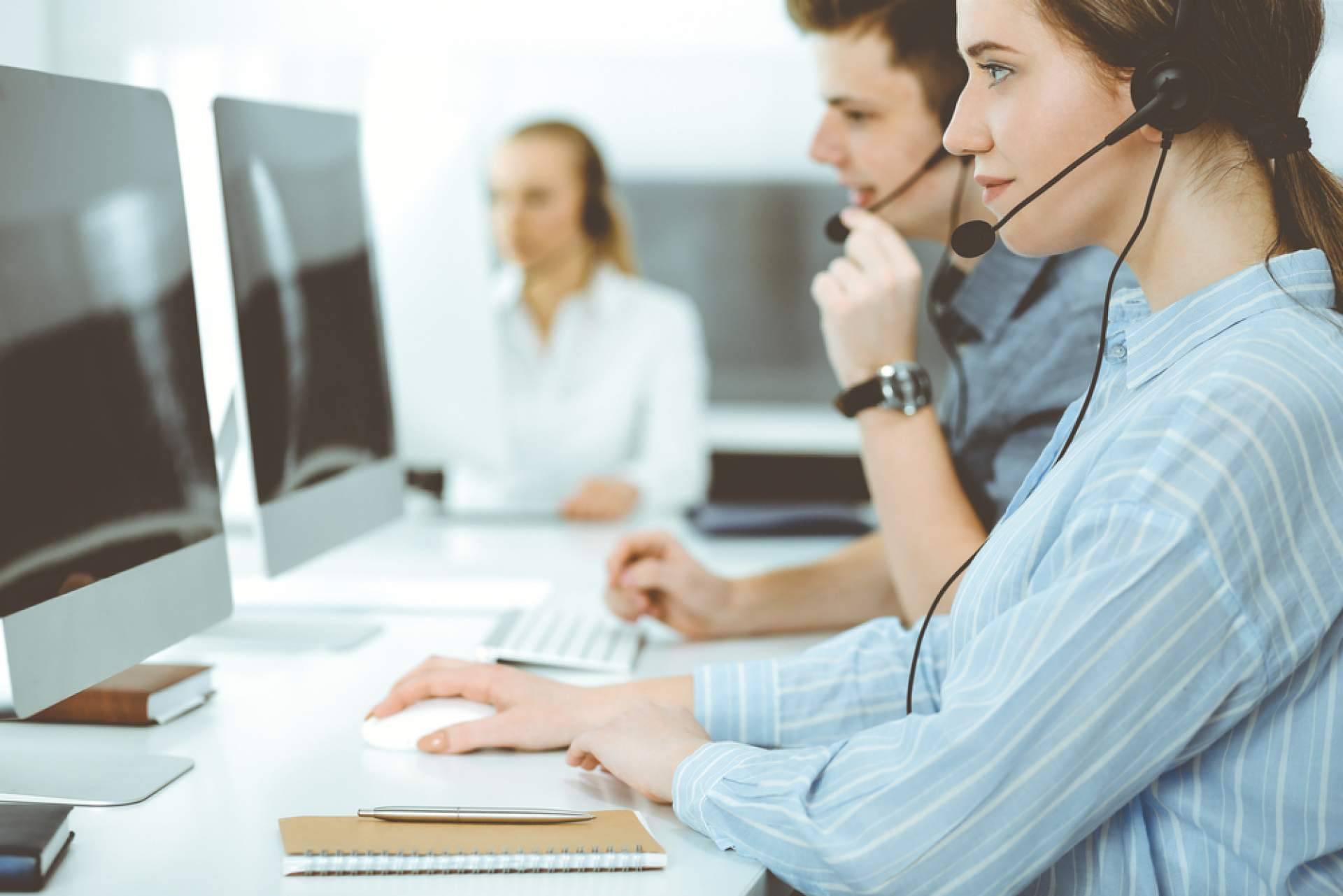 Cuáles son los beneficios de externalizar la atención al cliente en empresas, con SVAE