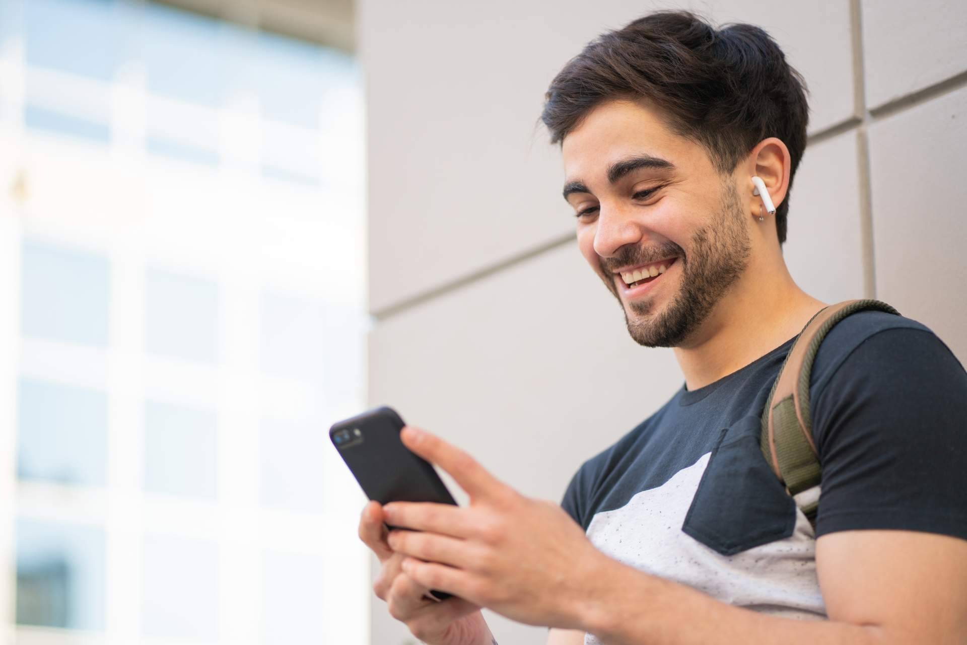 Eliminar conversaciones de trabajo de los móviles de los empleados con la alternativa a WhatsApp que propone Ommnio