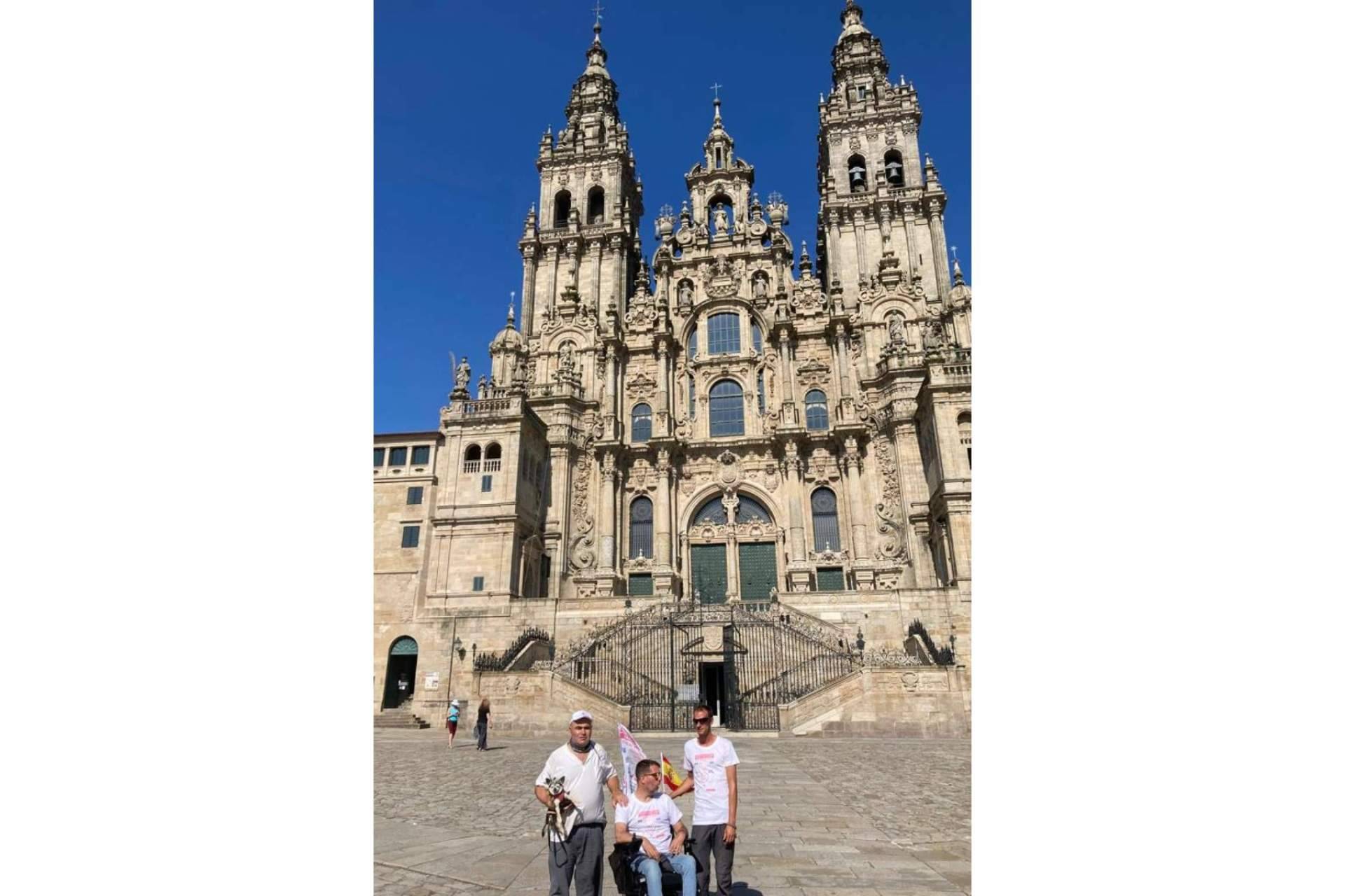 La Fundación Disgrup llega hasta el final del Camino de Santiago en sillas de ruedas para reivindicar el cumplimiento de los derechos de las personas con discapacidad en España