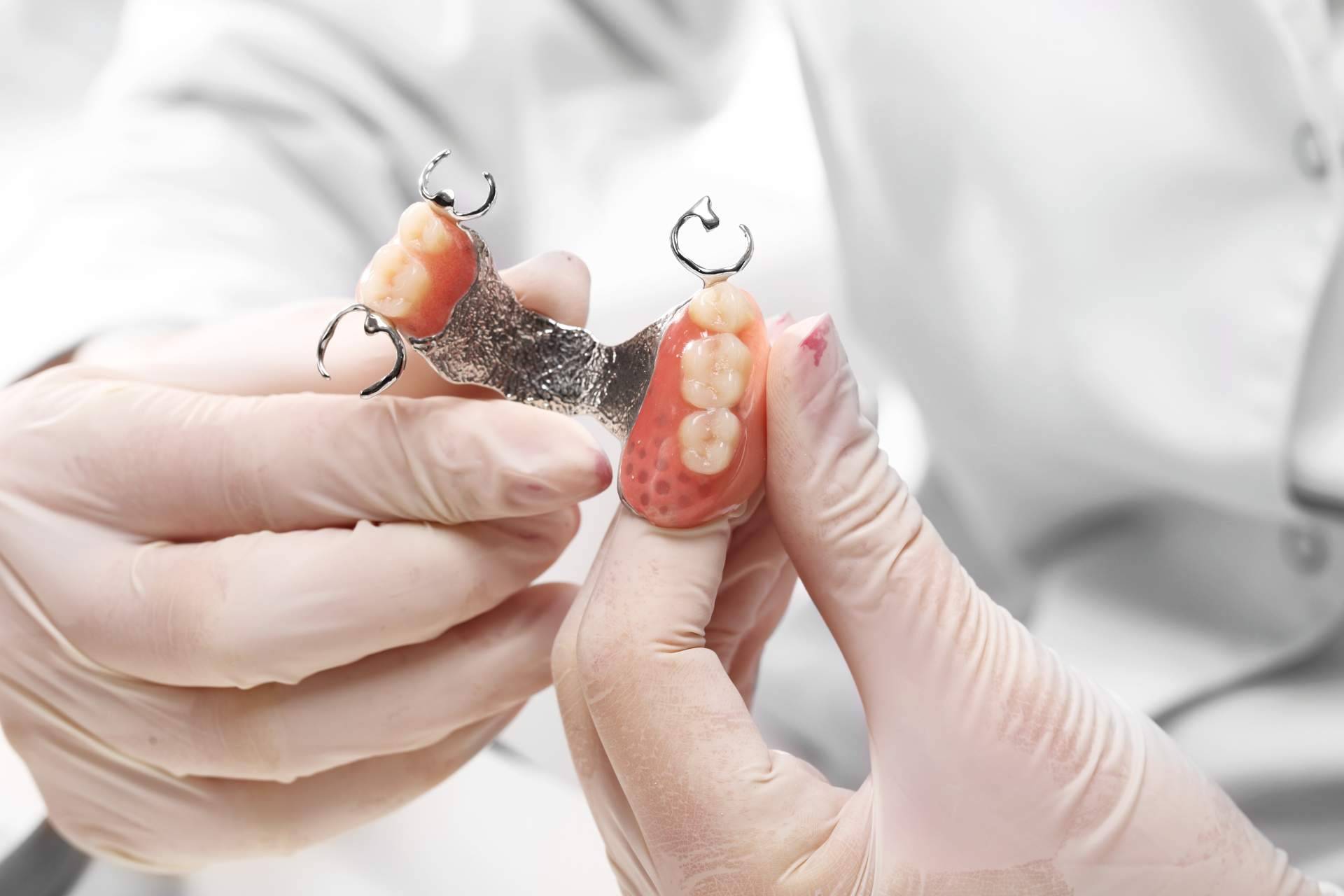 Cambios de hábitos, incremento en el consumo de azúcares y descuidos en la higiene; los riesgos para la salud bucodental en verano