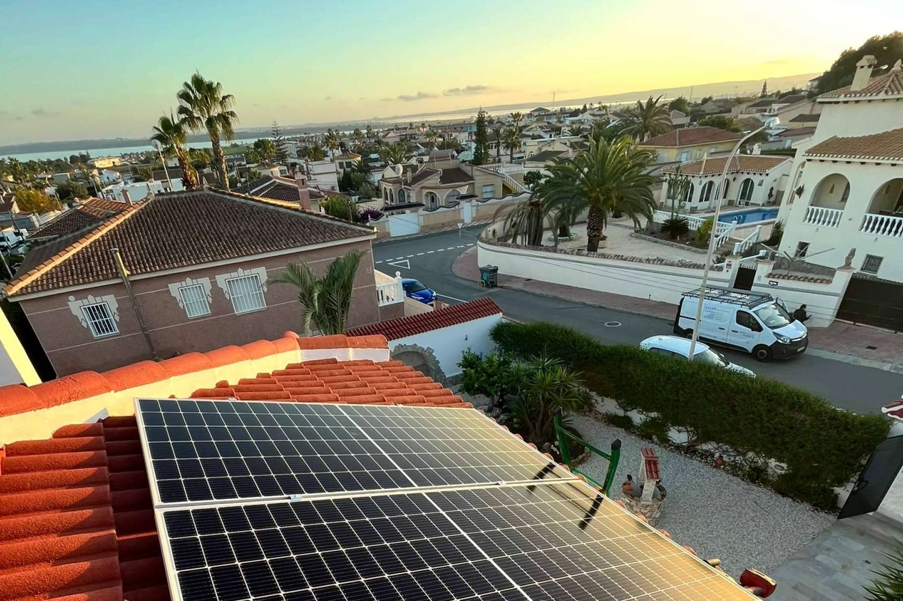 Subvenciones para placas solares, aerotermia y puntos de recarga en Murcia y Alicante, con Ingeniería Aplicada