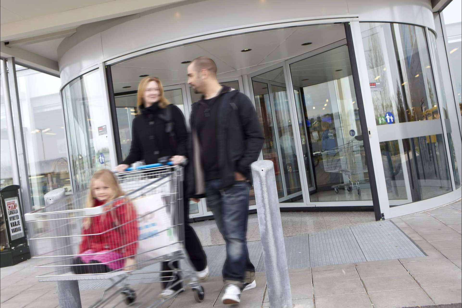 Mejorar la accesibilidad de los edificios con las puertas automáticas peatonales de ASSA ABLOY