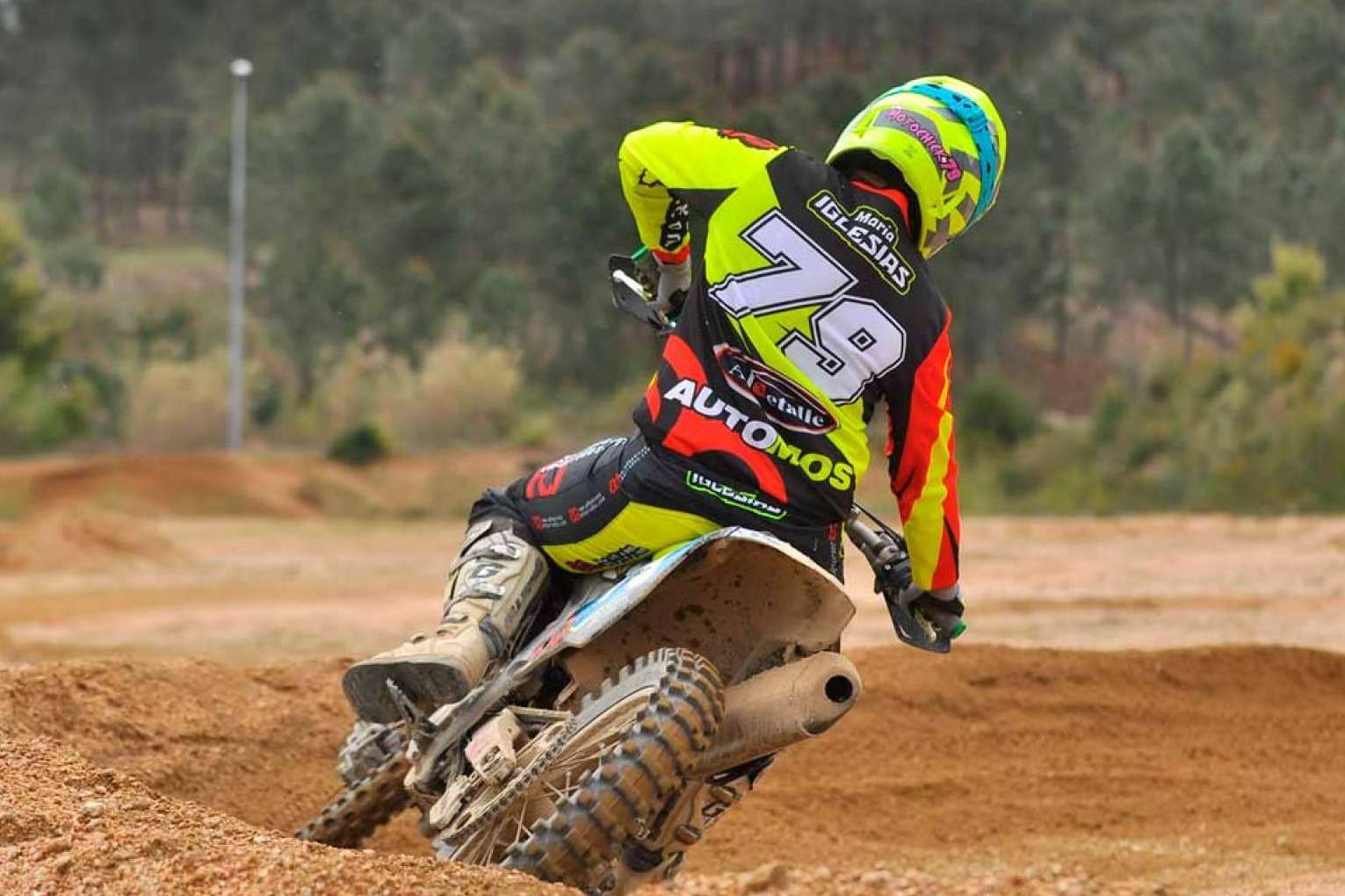 ADHESIVOSEMBARRADOS ofrece camisetas de motocross completamente personalizadas