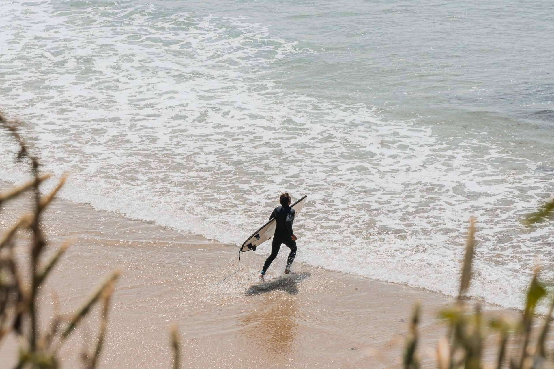 Las 5 mejores playas de España para aprender a surfear, según Flysurf Boards