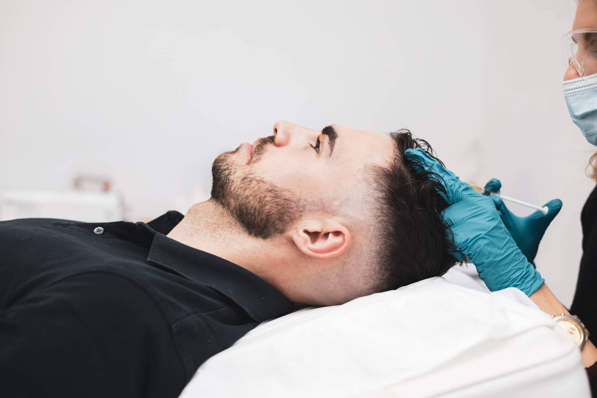 Poner fin a la caída del cabello con el tratamiento de mesoterapia capilar de Capilar Innovation Clinic, junto a su experto doctor Jesús Mora
