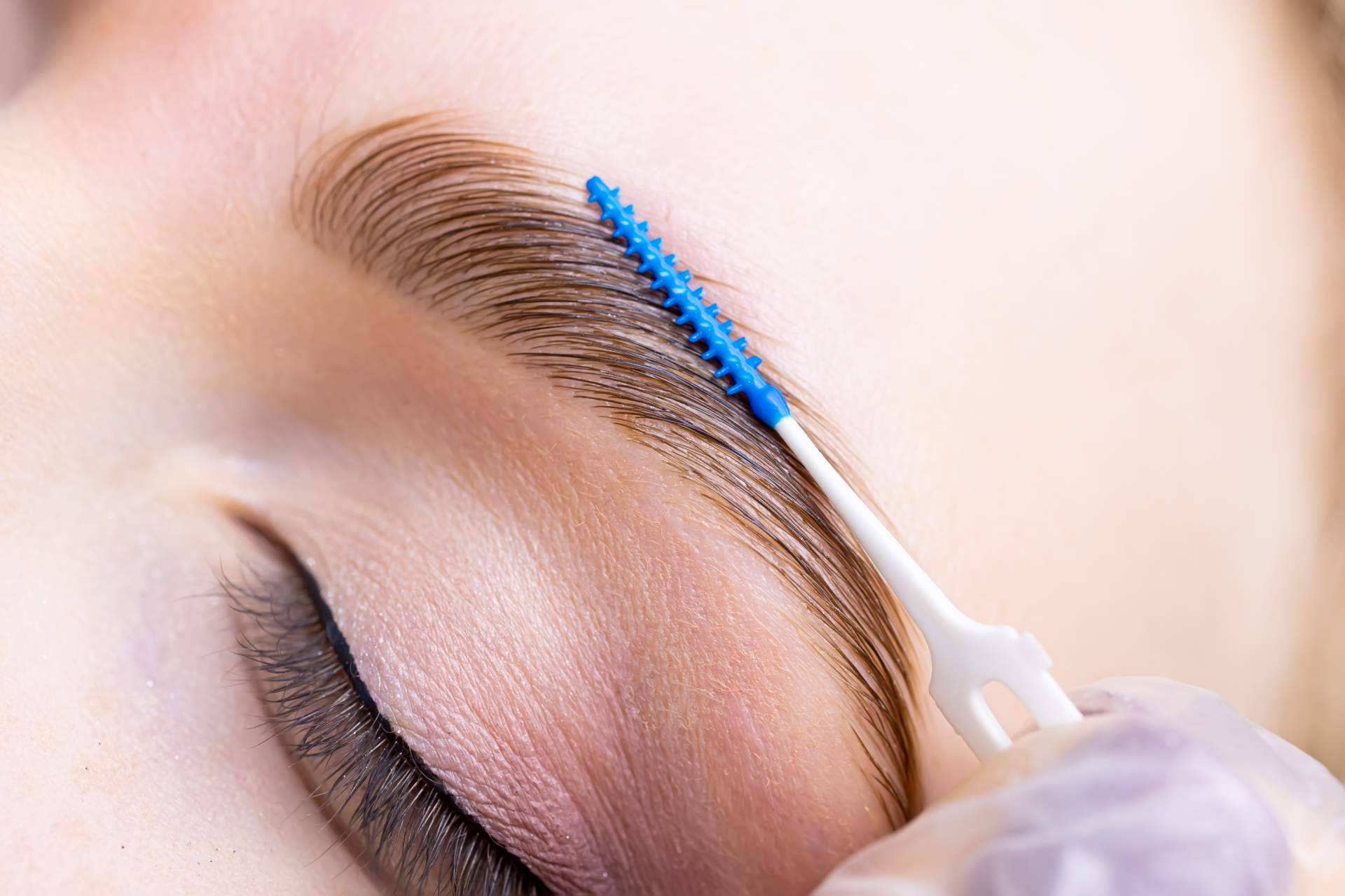 ¿Por qué se cae el pelo de las cejas? La explicación del Doctor Jesús Mora y Capilar Innovation Clinic