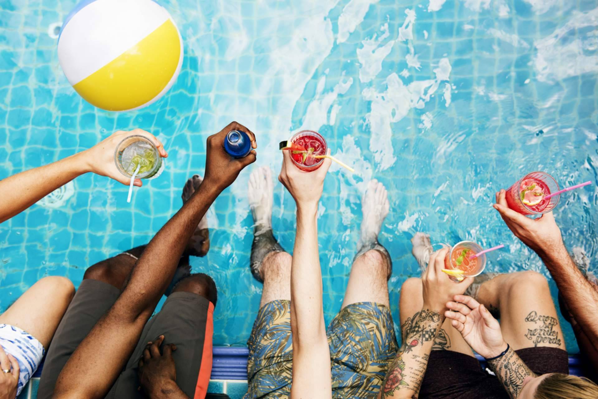 La empresa Despedidas Salou presenta su fiesta pool party en Salou