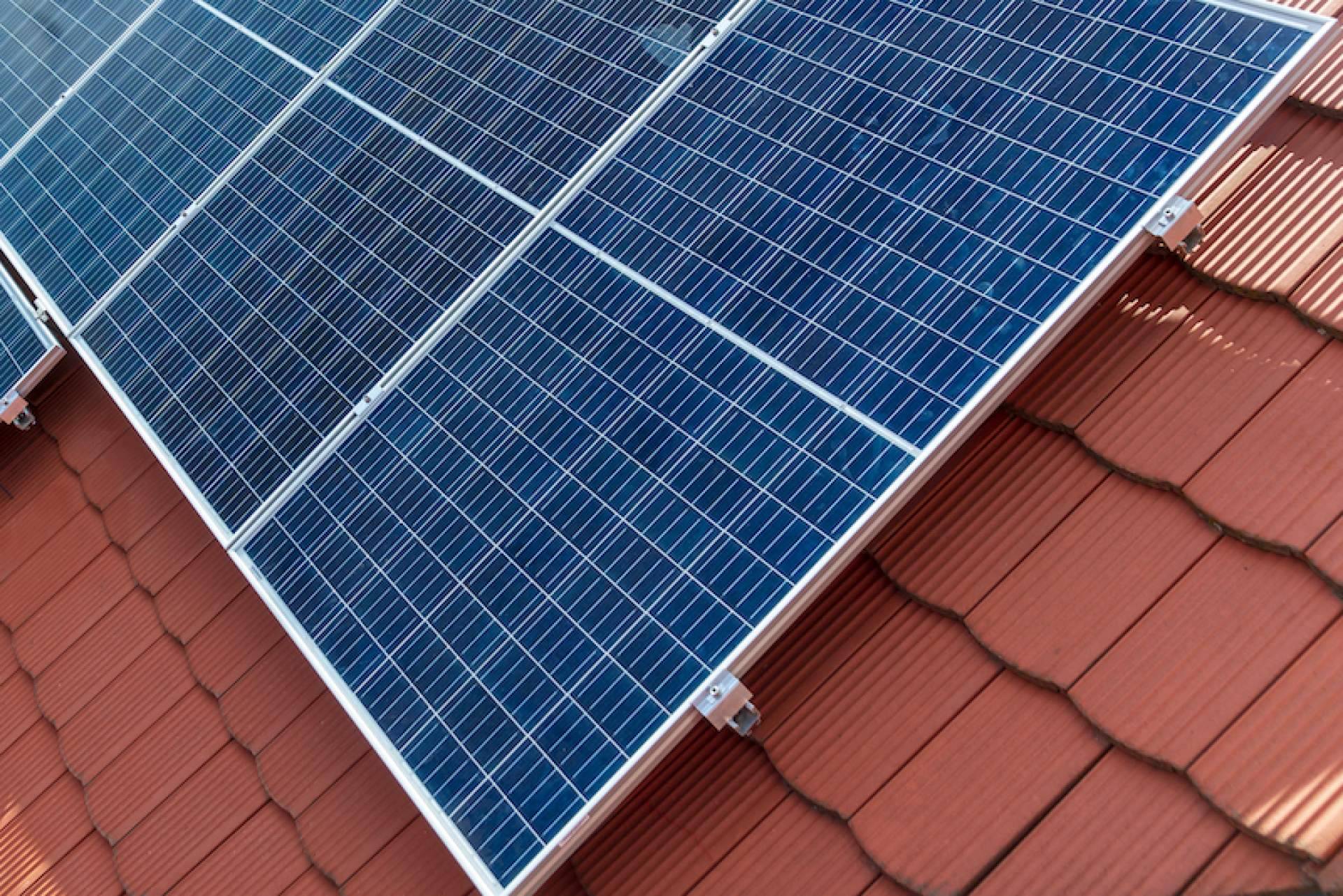 Beneficios de las placas solares, según la empresa especialista Acierta Eficiencia