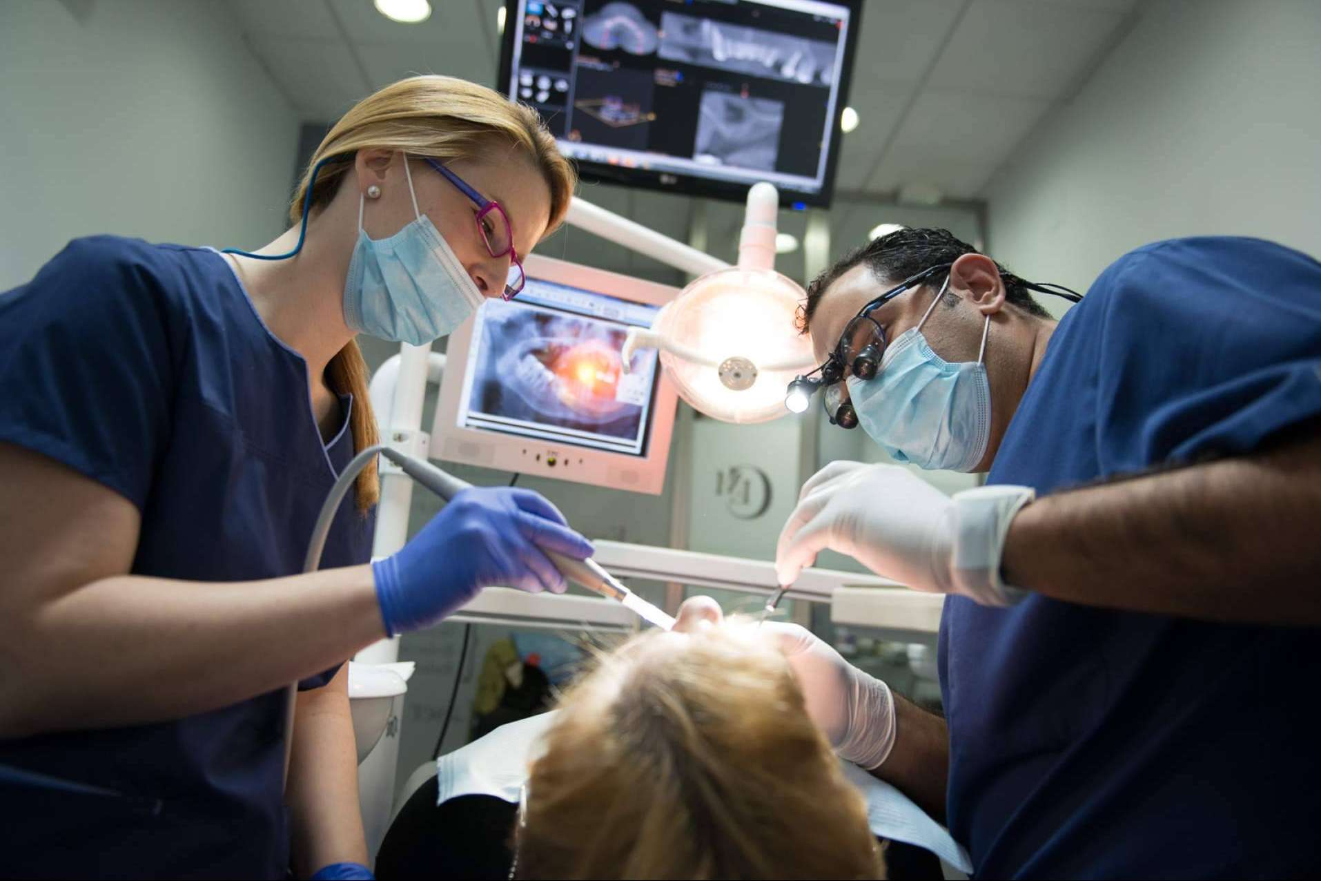Clínica Dental Implantologie, el lugar donde encontrar un dentista Sevilla que atiende urgencias odontológicas las 24h del día