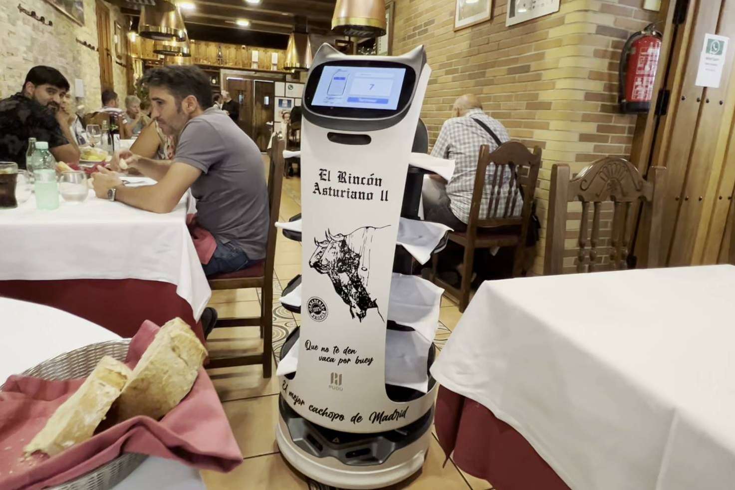 Eficiencia y rentabilidad con el robot camarero y ayudante para restaurantes y otros negocios