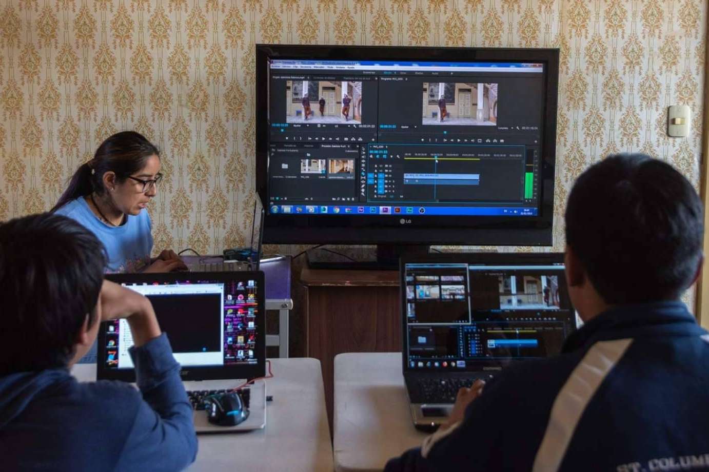 Aprender a través de cursos online con profesores en vivo con la Academia Barter Rubio