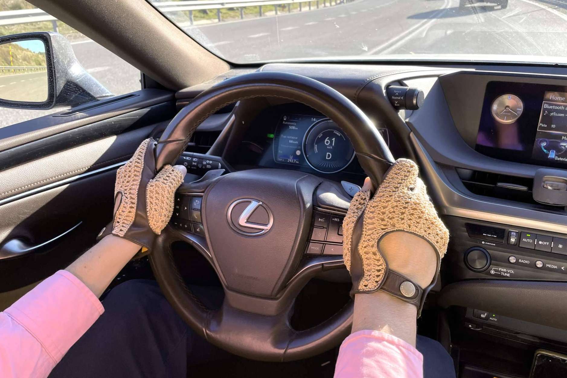 Santacana dispone de un amplio catálogo de guantes de conducir para el verano