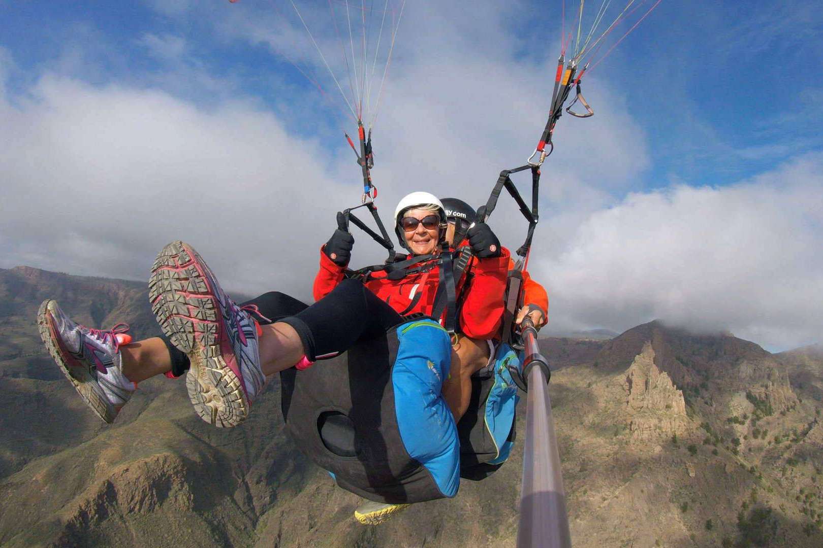 Explorar los impresionantes cielos y paisajes de Tenerife con parapente en Costa Adeje