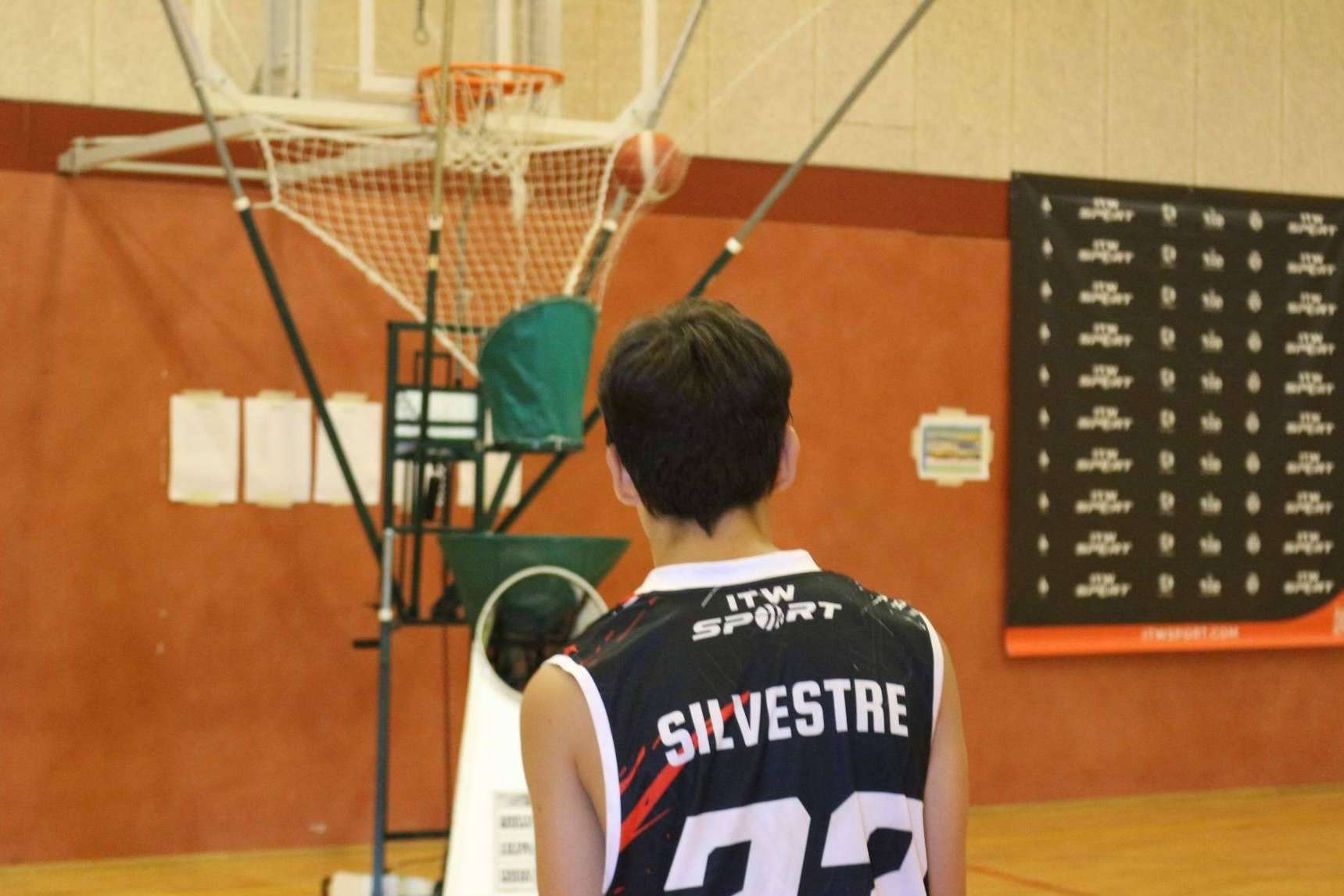ITW Sport ayuda a mejorar el lanzamiento en el baloncesto con una máquina de tiro
