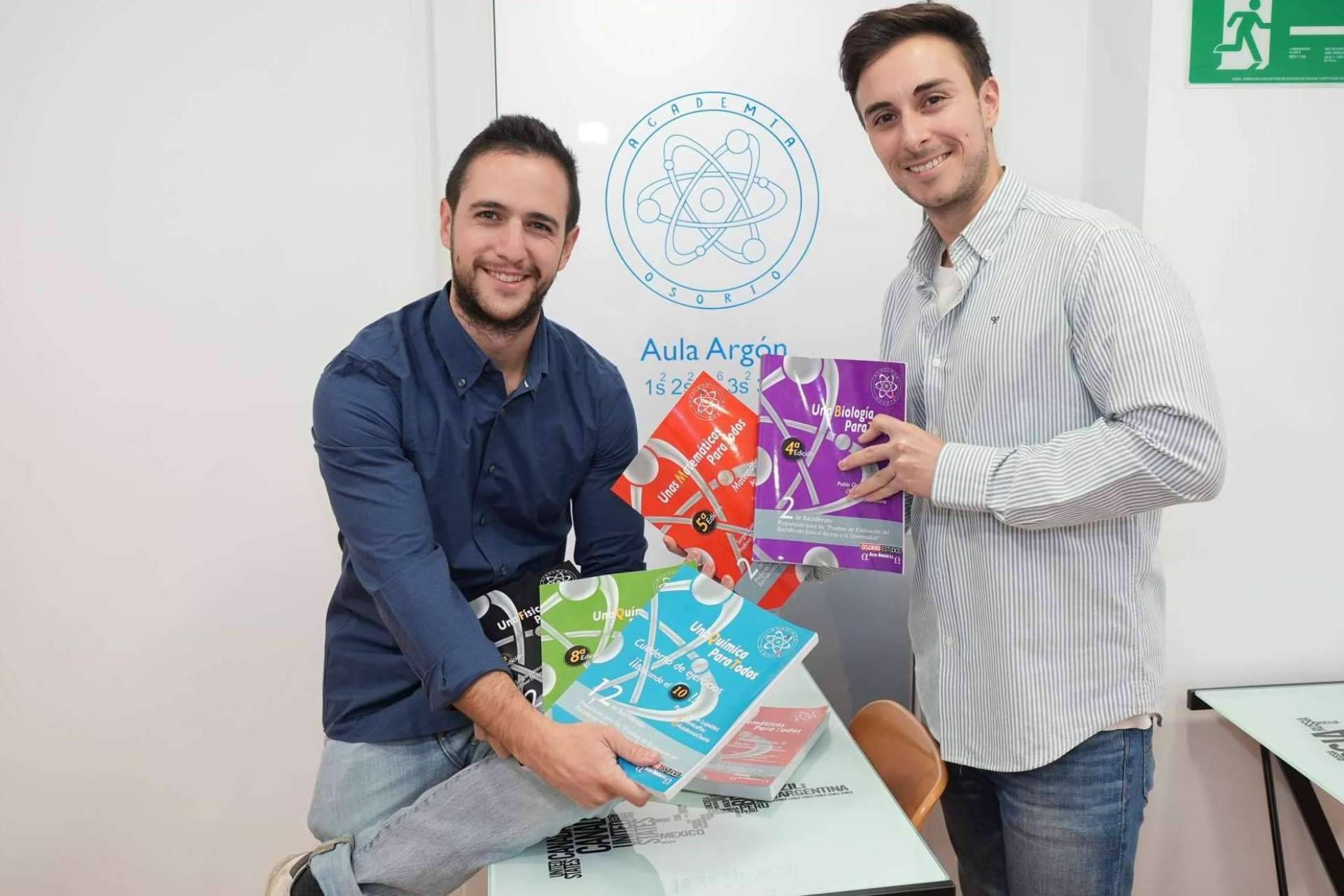 Razones por las cuales los jóvenes hacen cola para comprar libros de química