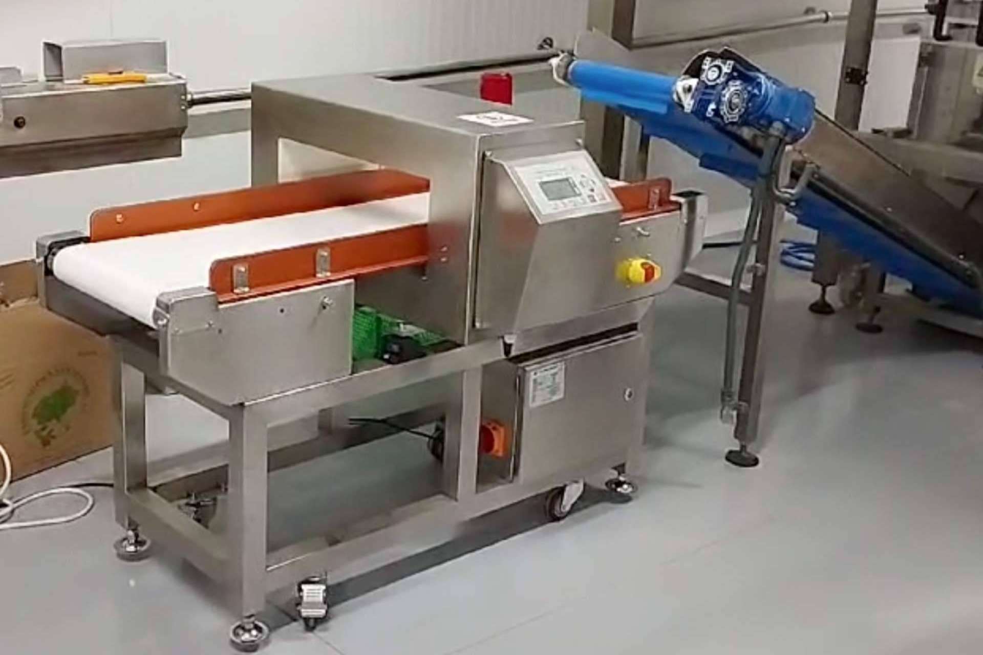 Abadecom y el suministro e instalación de máquina detectora de metales para alimentos
