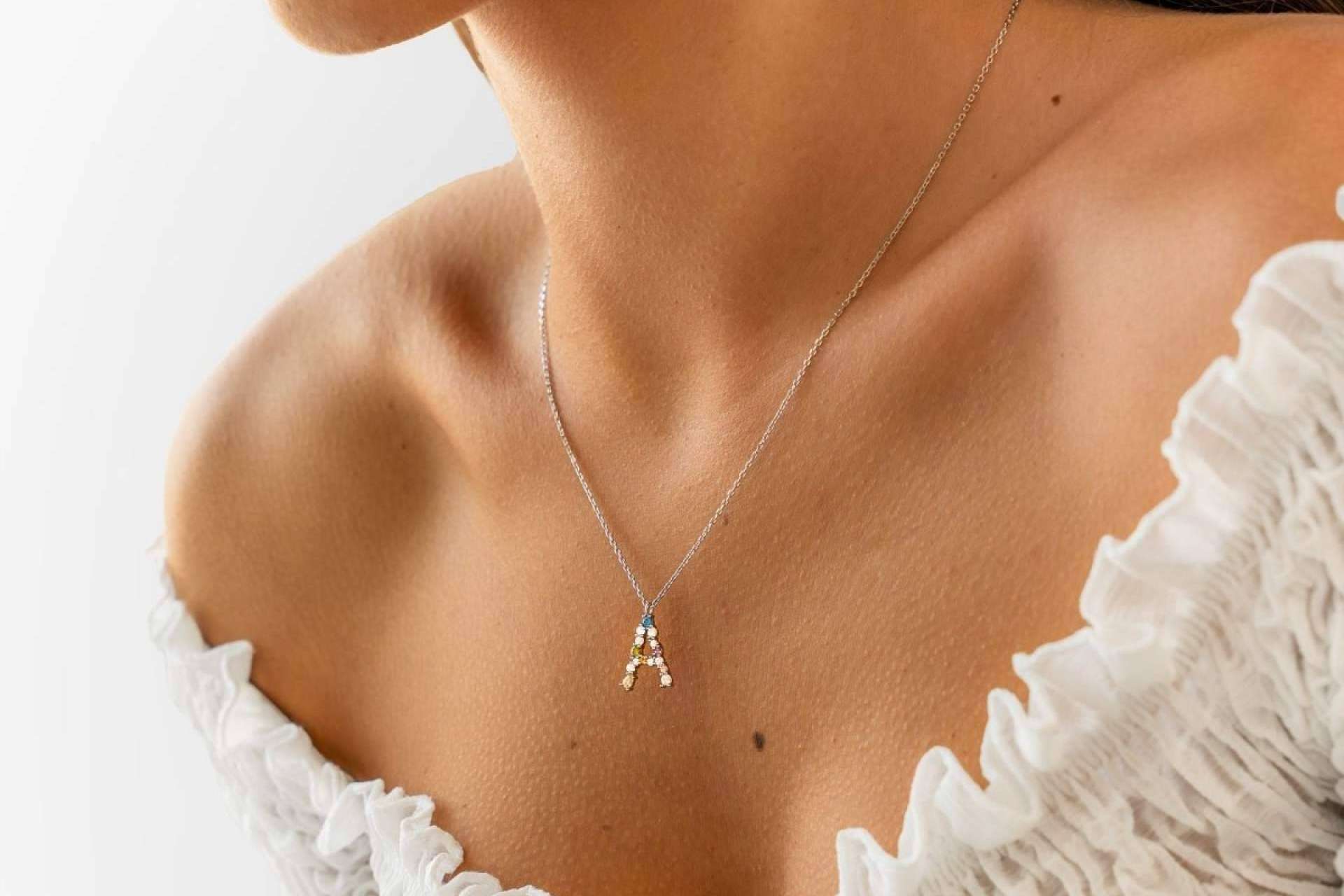La joyería online Le Petite Marie ofrece una gran variedad de diseños en colgantes con iniciales