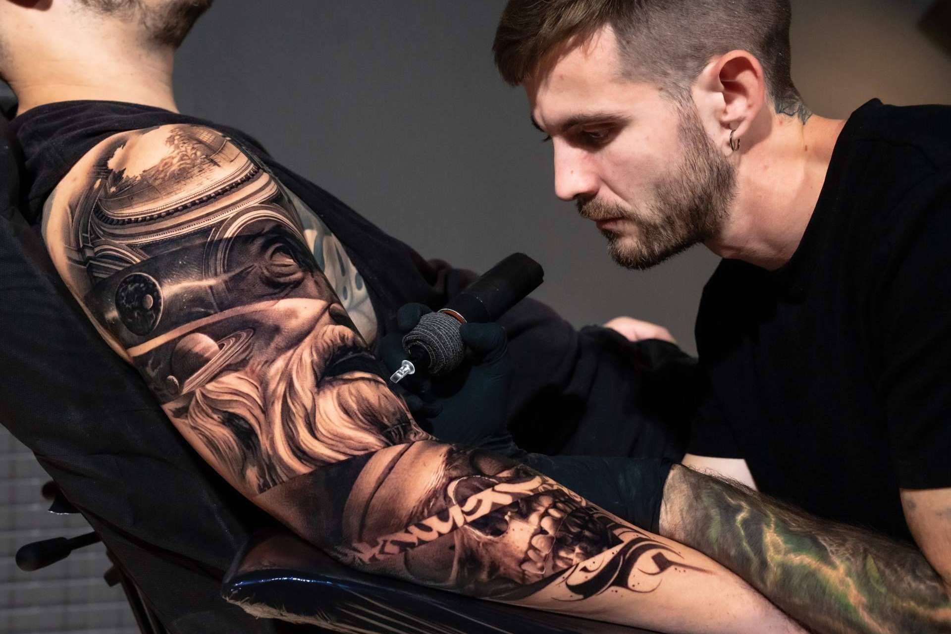 Para hombre que no deja de ganar adeptos, el curso de tatuajes en el brazo, por Habbility