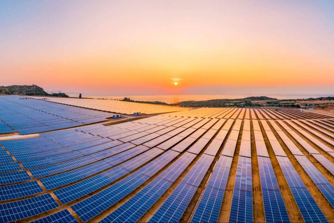 ¿Cuáles son los beneficios de la aerotermia y placas solares?