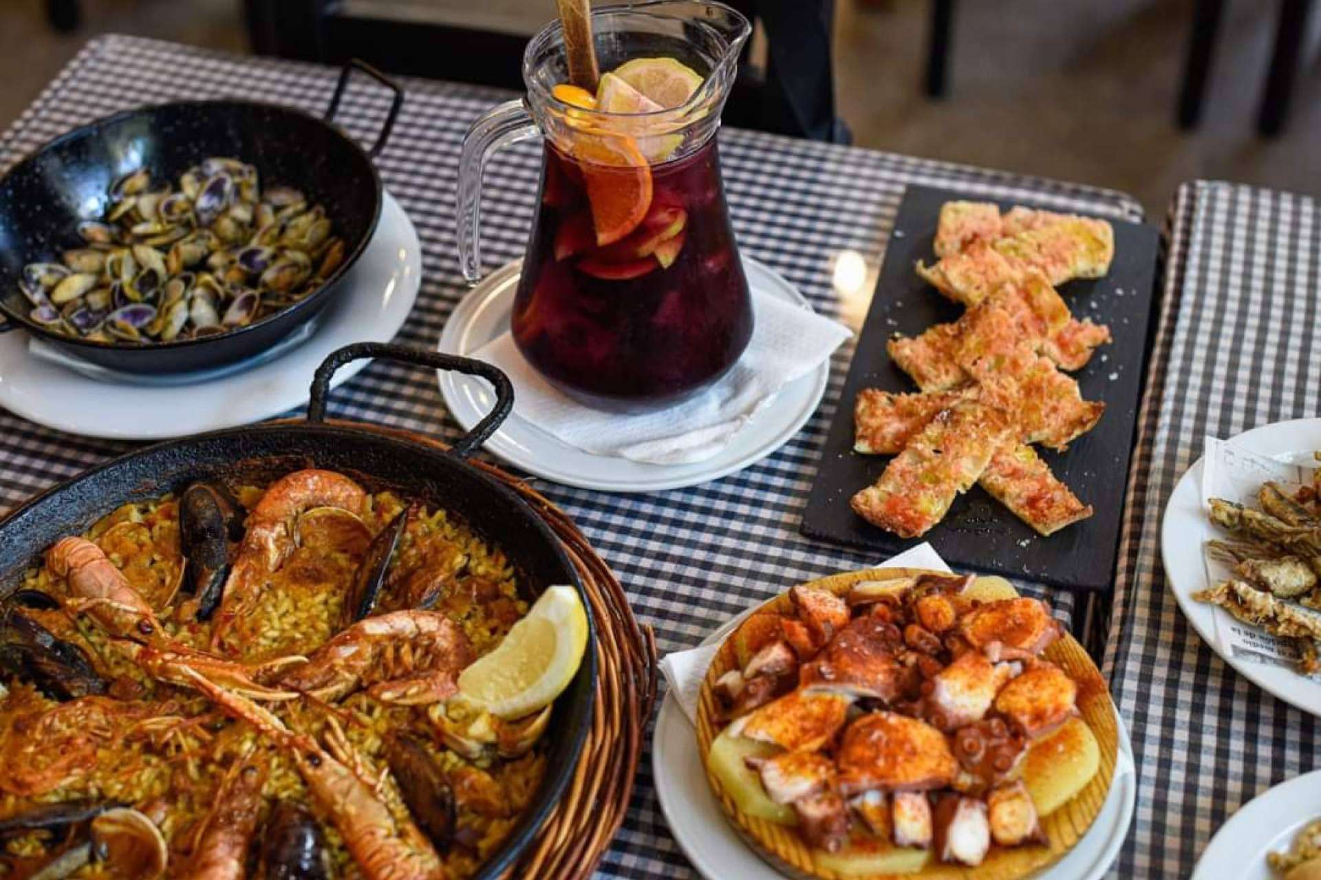 Pasa Tapas es un restaurante de tapas y brasa en La Barceloneta
