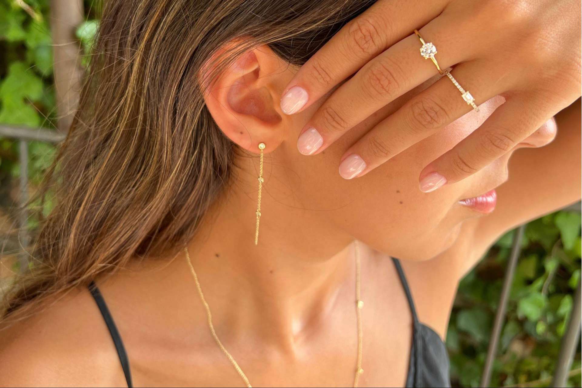 Joyas básicas, esenciales para lucir una piel bronceada después del verano