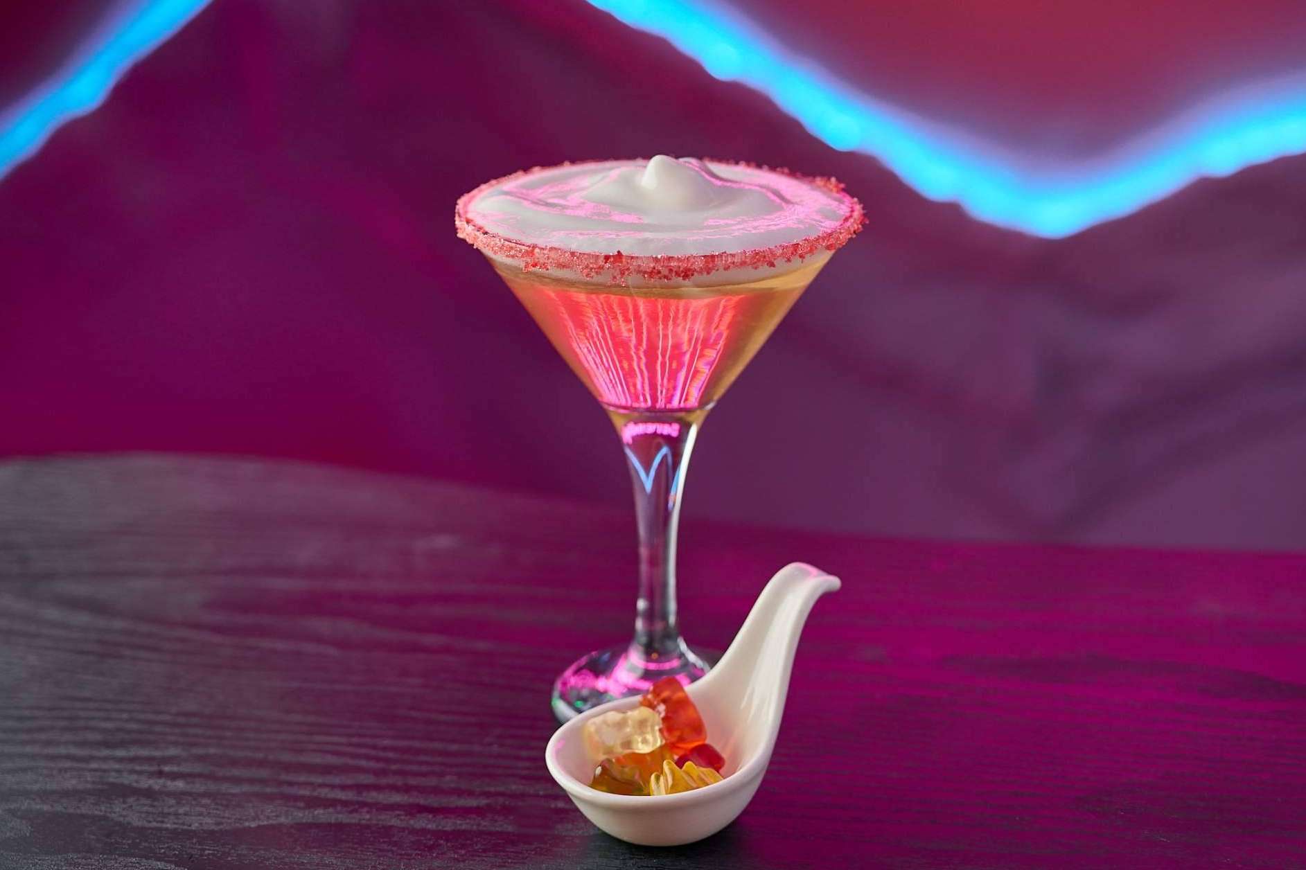 Nueva decoración de La Caza Endulzada, un espacio mágico de coctelería, brunch y tardeos