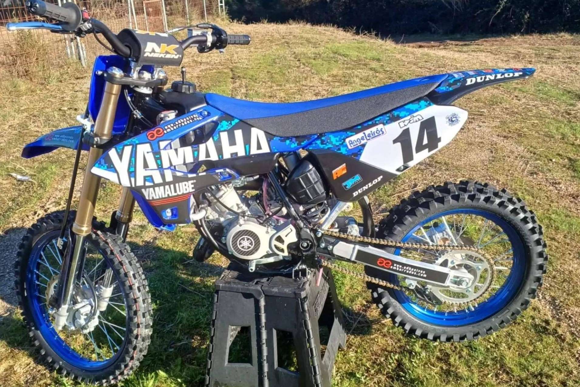 Adhesivos personalizados para motos off road disponibles en ADHESIVOSEMBARRADOS