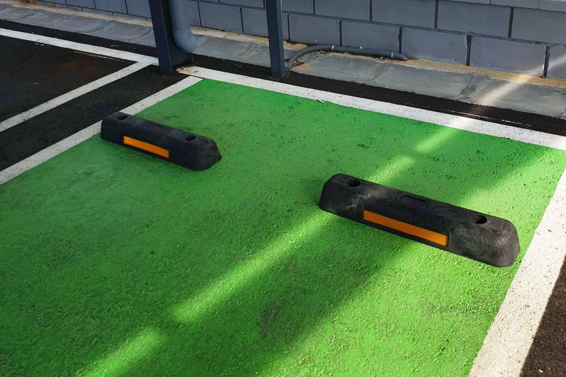 Abadecom contribuye a la economía circular con su tope de parking de plástico reciclado