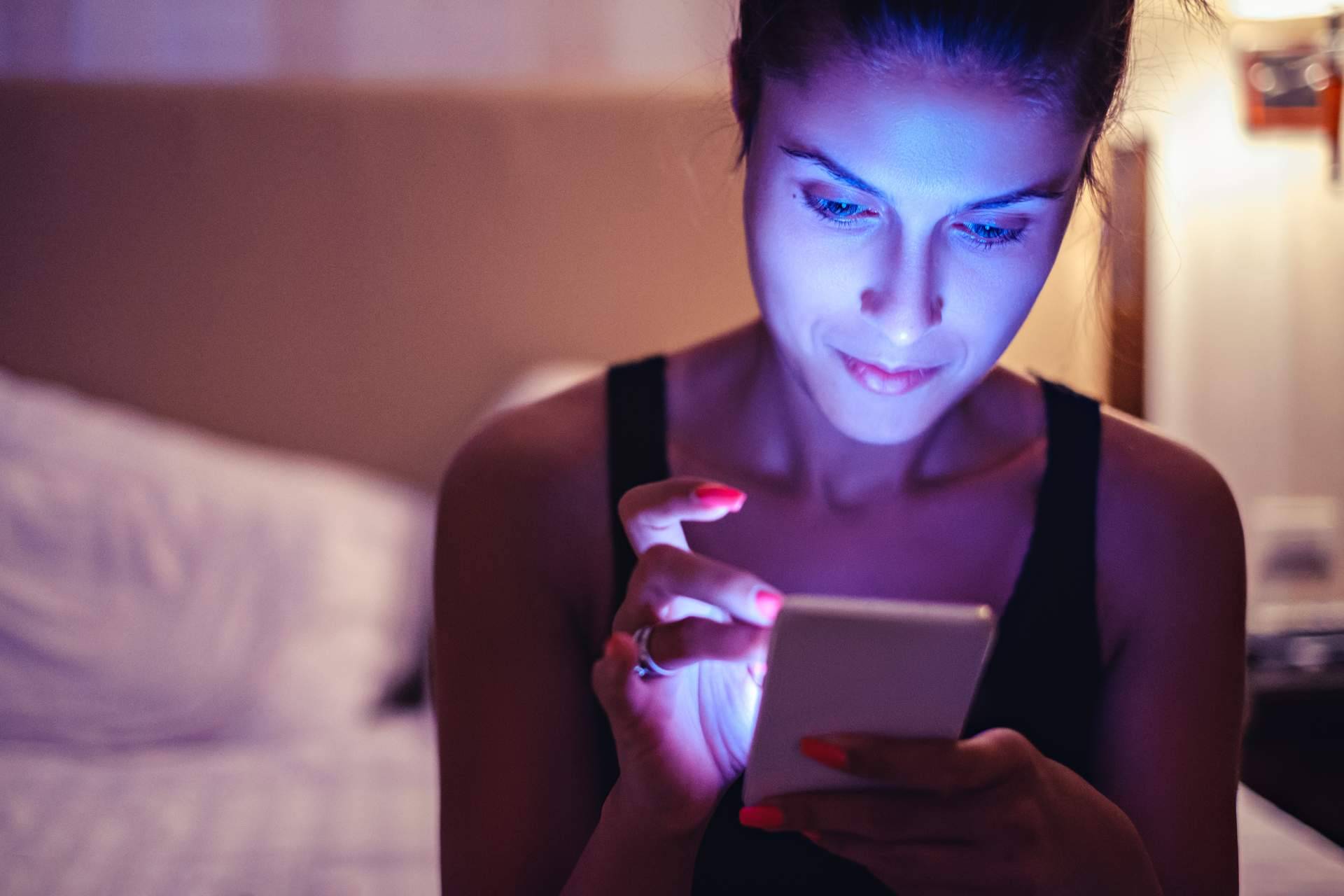La luz azul que emiten las pantallas digitales y el fotoenvejecimiento cutáneo