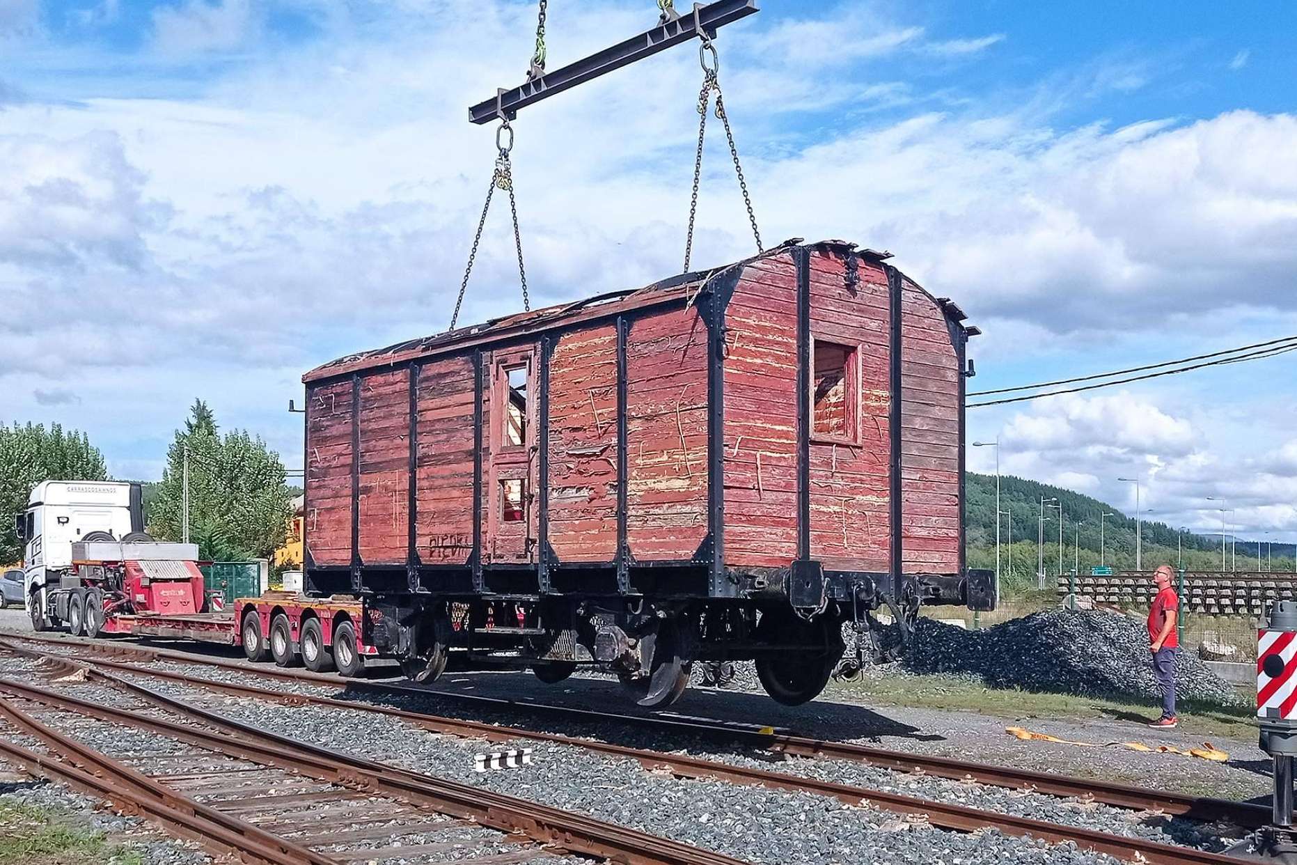 Traslado a talleres del histórico furgón del Estado WSF-2, con la Fundación del Patrimonio Ferroviario