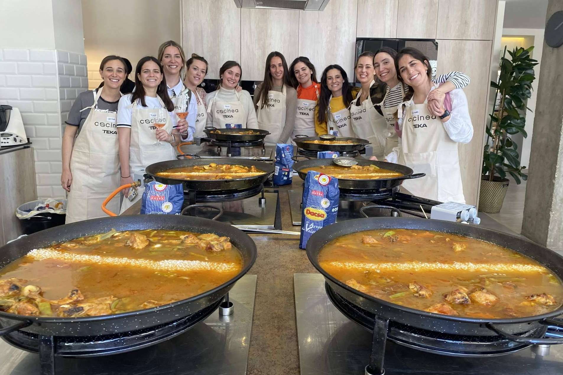 Organizar actividades de team building de cocina para empresas en Cocinea
