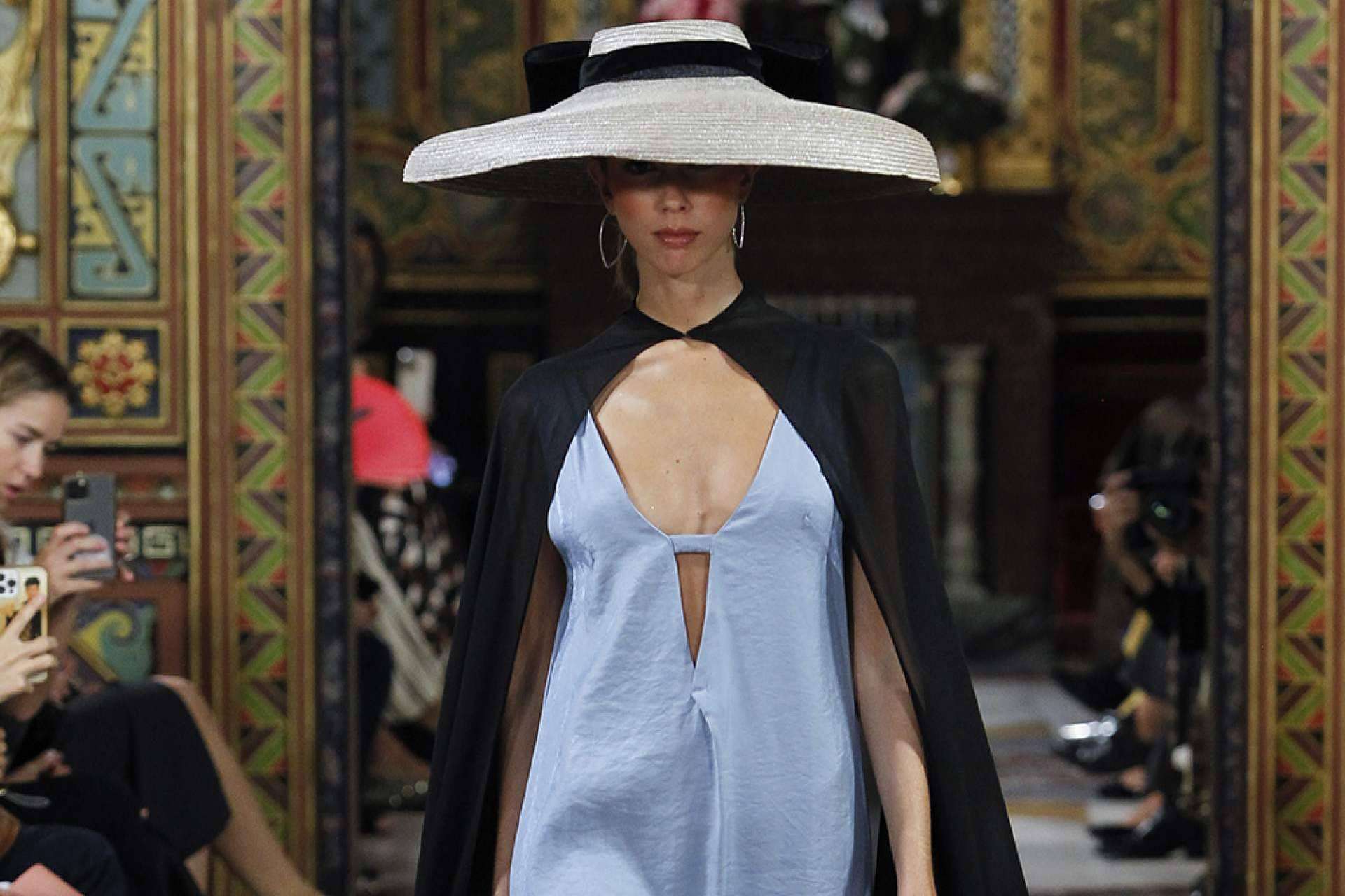 Una de las marcas españolas sostenibles más tops de complementos tendencia para invitadas de boda es Capas Capicúa