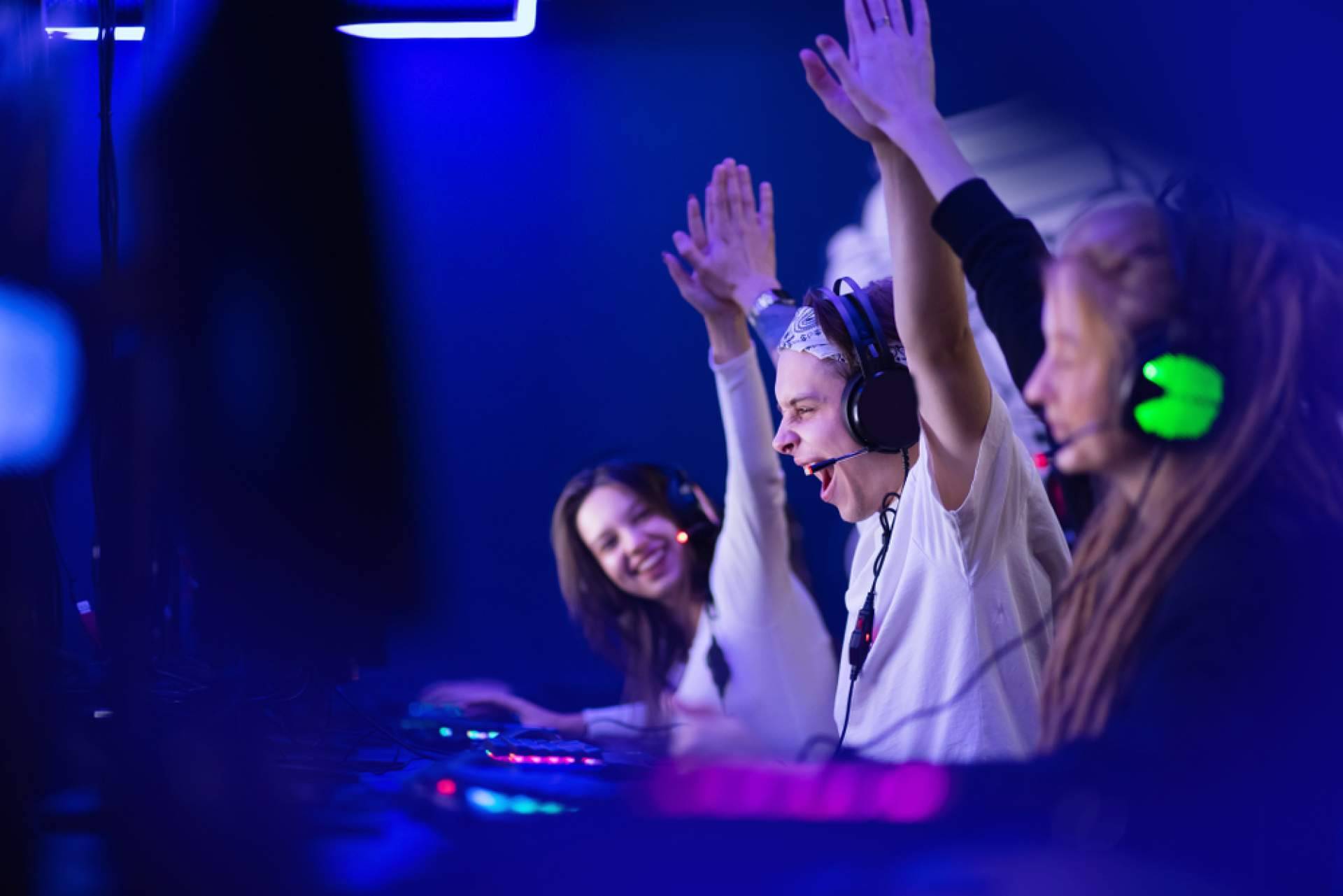 Cuáles son las diferencias entre monitores y televisiones gaming, con TCL