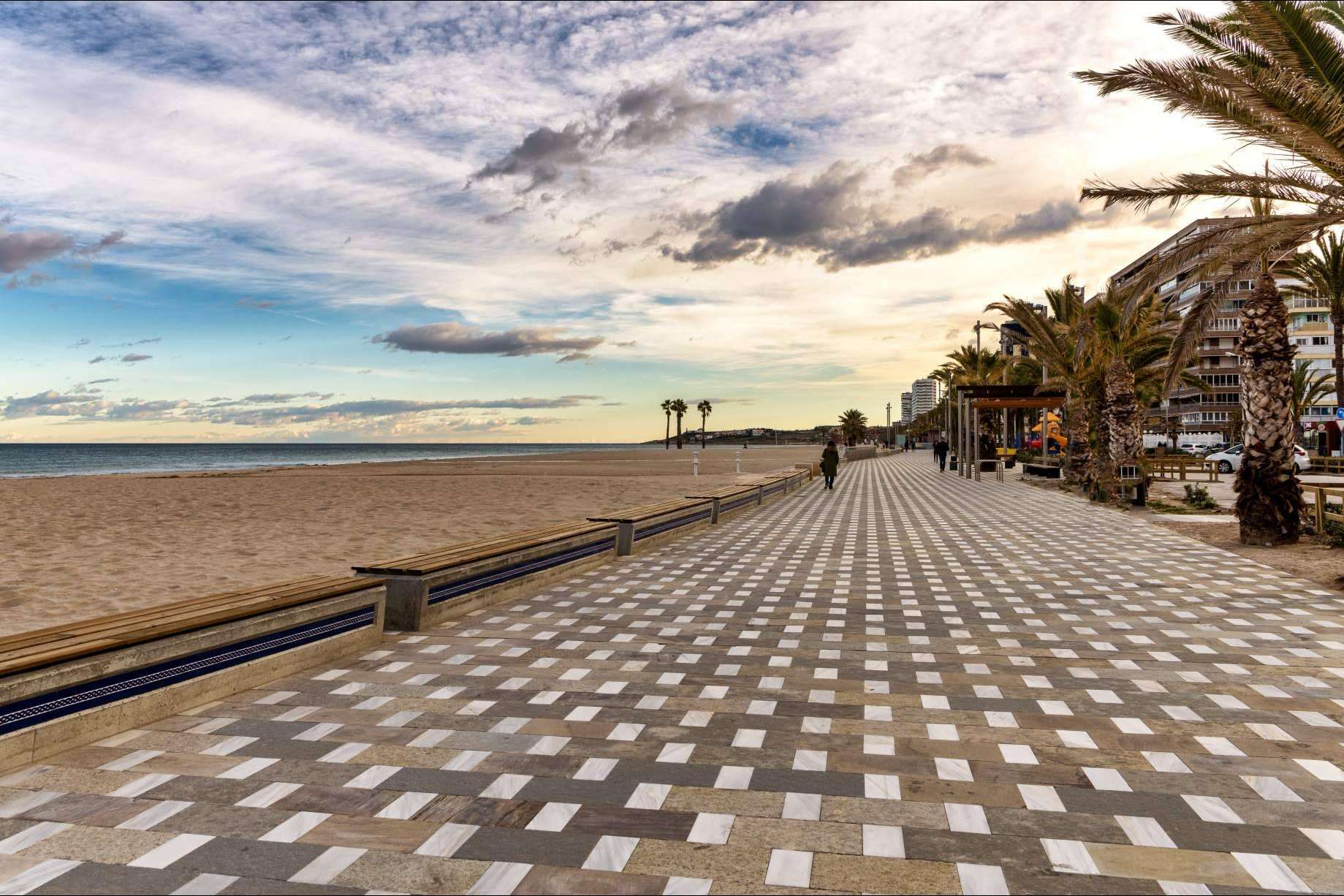 Home Target dispone de un amplio catálogo de pisos en playa San Juan Alicante