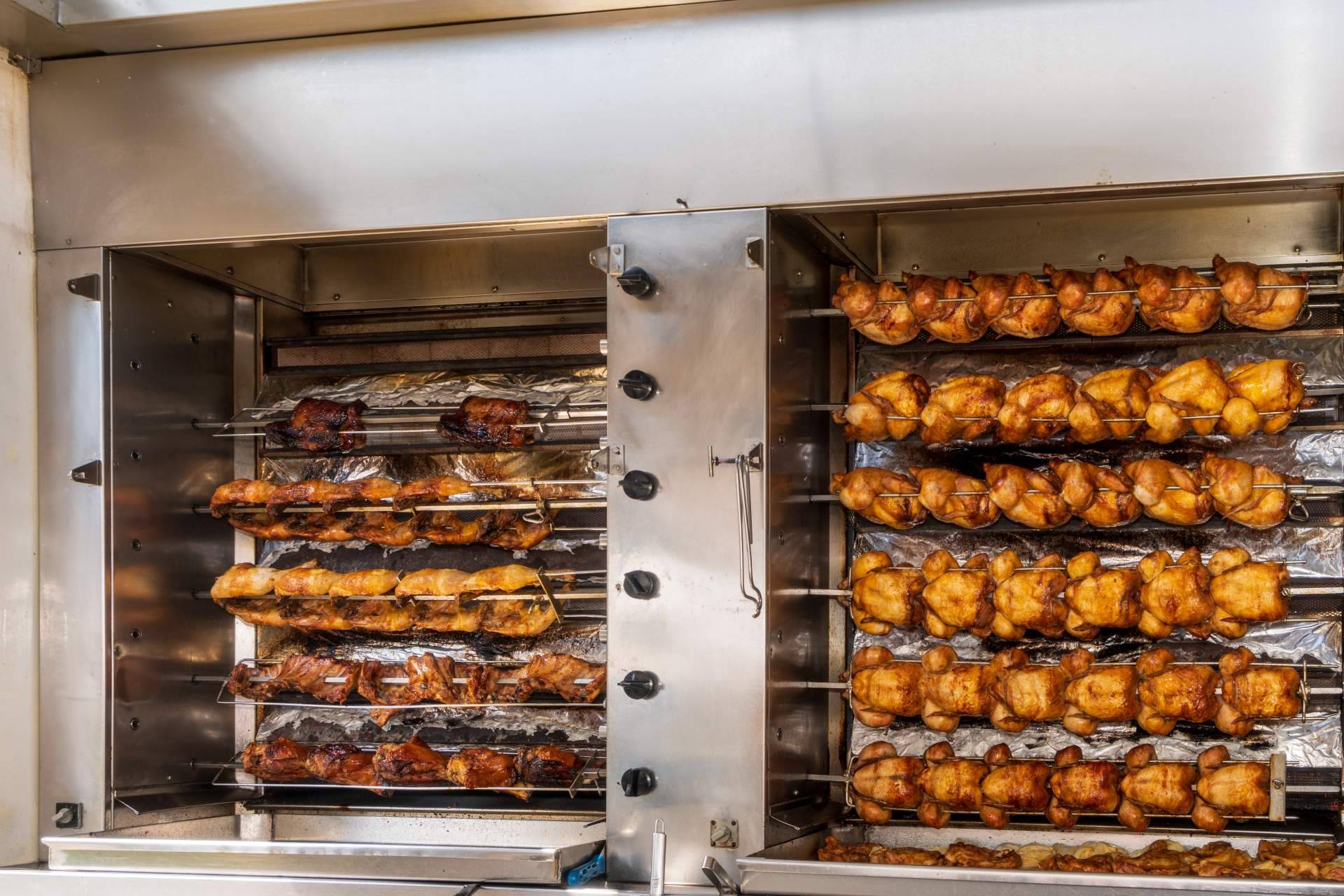 Auxihostelería ofrece una gran variedad de asadores de pollos