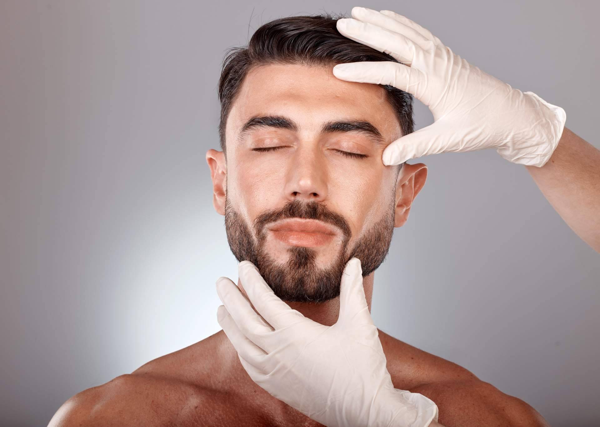 Uno de los tratamientos más buscados por los hombres en Alluring Clinic es la masculinización de rostro con ácido hialurónico